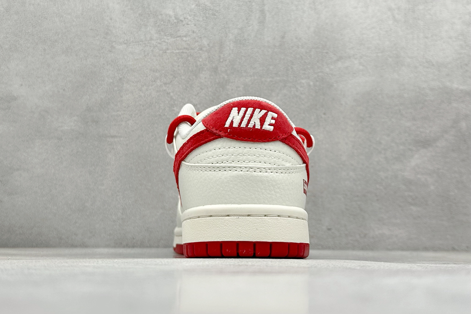 Nike SB Dunk Low x Supreme 白红小勾绑带 FX1588-401
