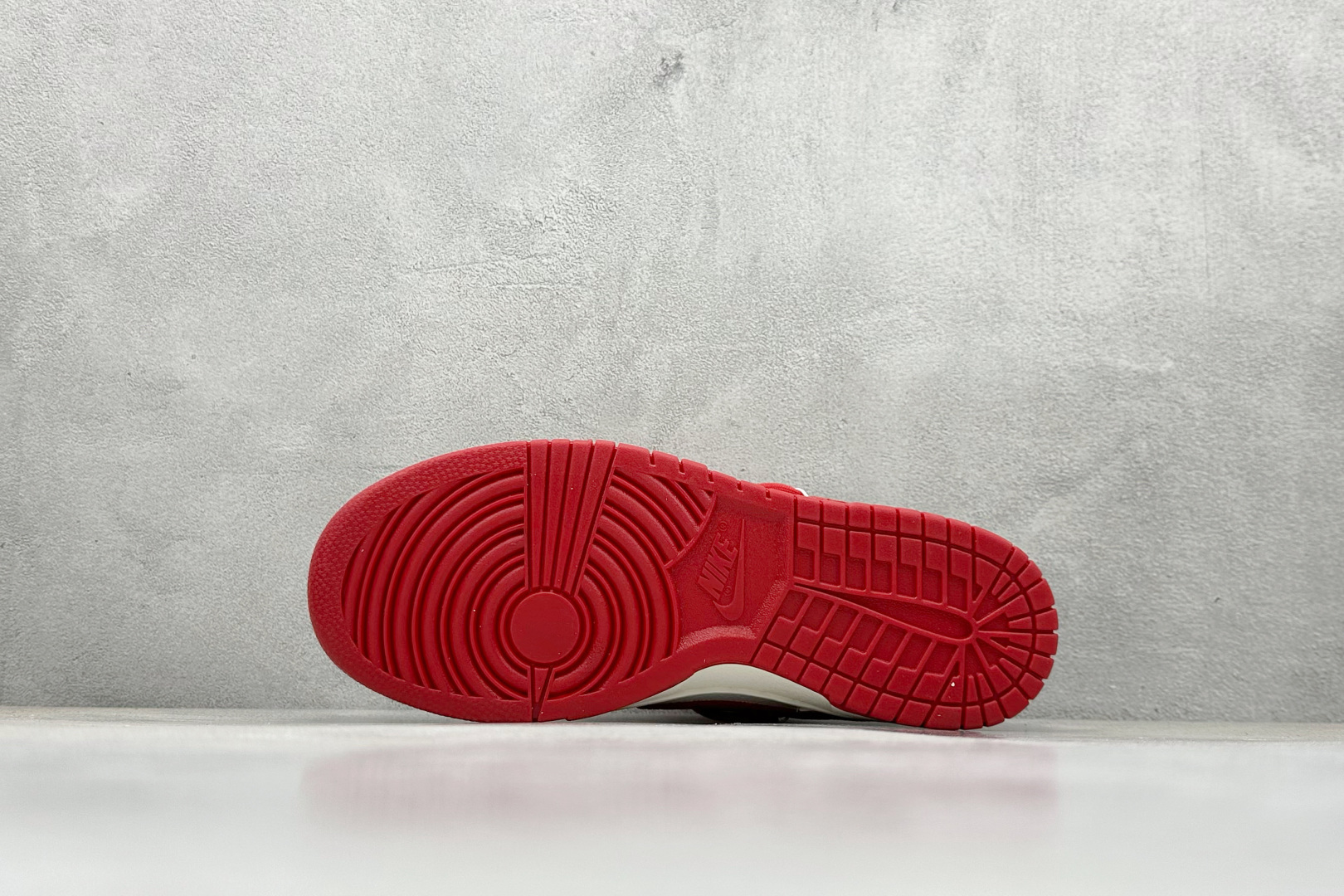 Nike SB Dunk Low x Supreme 白红小勾绑带 FX1588-401