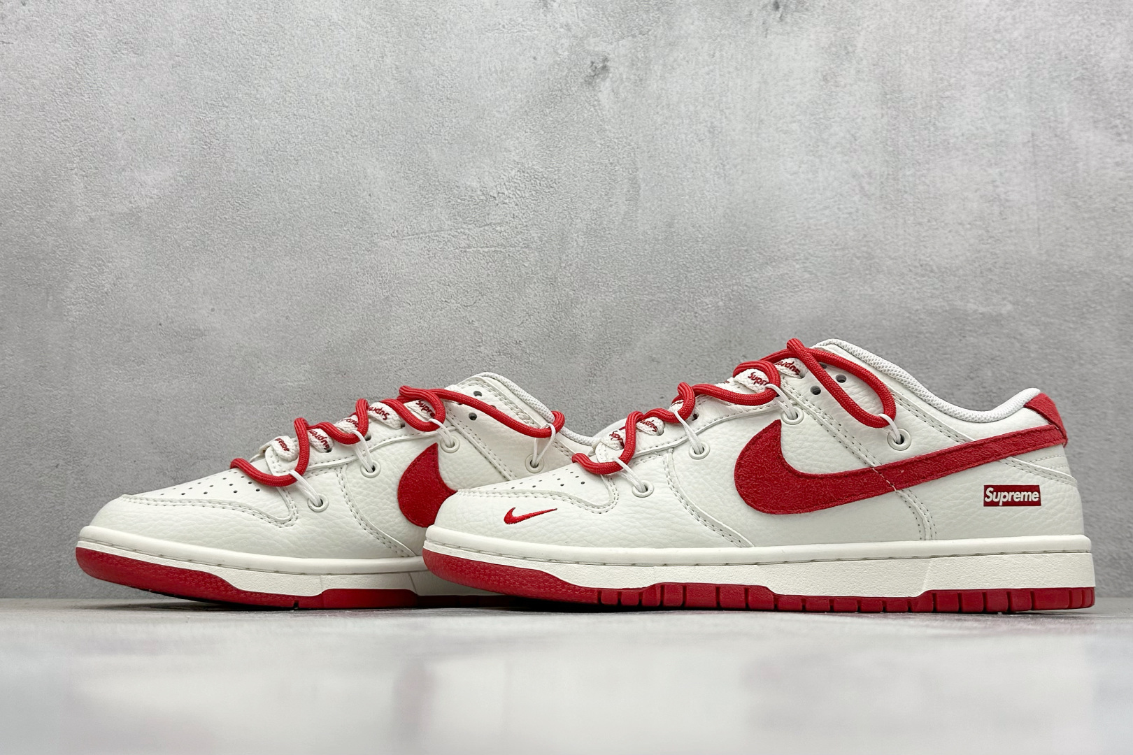 Nike SB Dunk Low x Supreme 白红小勾绑带 FX1588-401