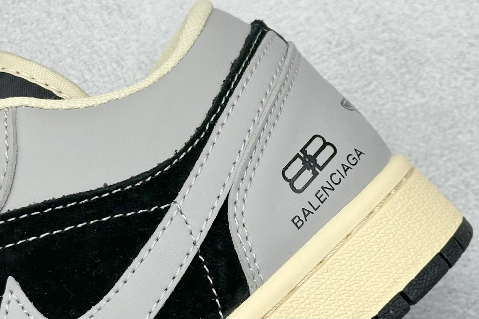 AIR JORDAN 1 LOW“灰黑巴宝莉定制款” 个性的设计风格以及品牌的经典元素 XX2416-016