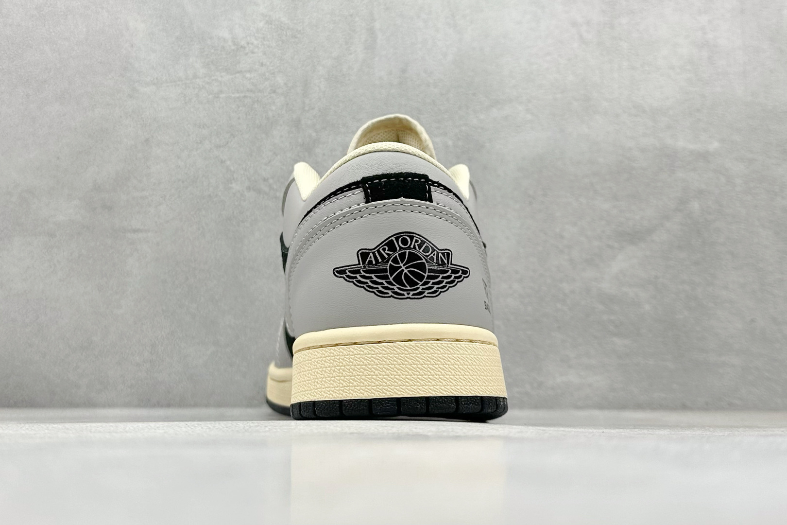 AIR JORDAN 1 LOW“灰黑巴宝莉定制款” 个性的设计风格以及品牌的经典元素 XX2416-016