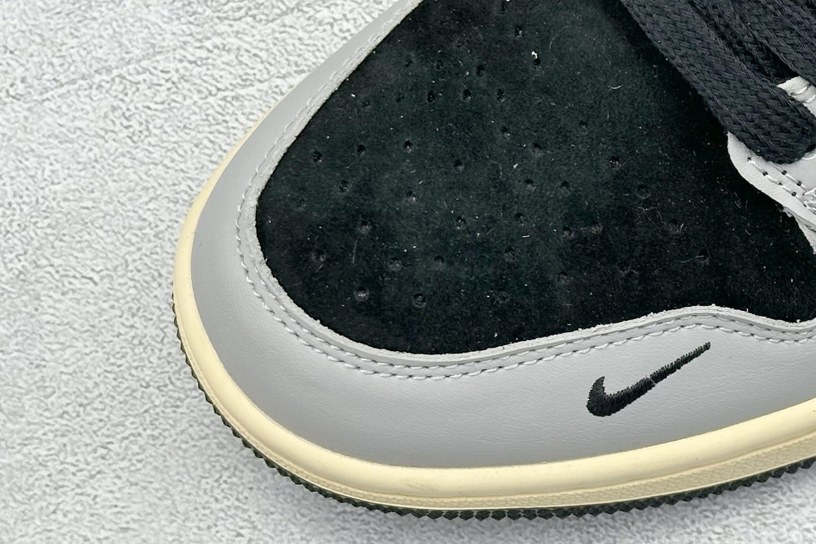 AIR JORDAN 1 LOW“灰黑巴宝莉定制款” 个性的设计风格以及品牌的经典元素 XX2416-016