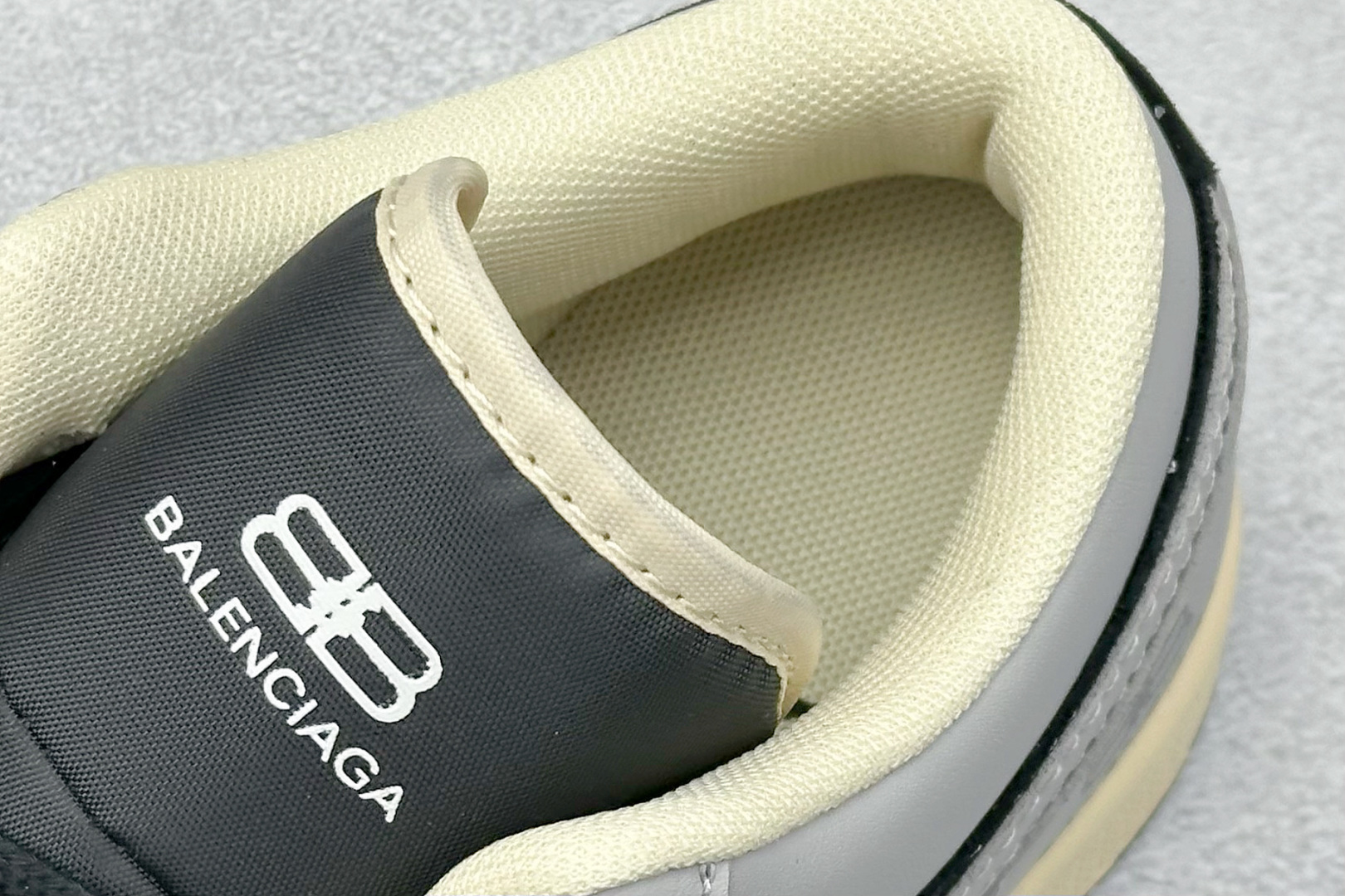 AIR JORDAN 1 LOW“灰黑巴宝莉定制款” 个性的设计风格以及品牌的经典元素 XX2416-016