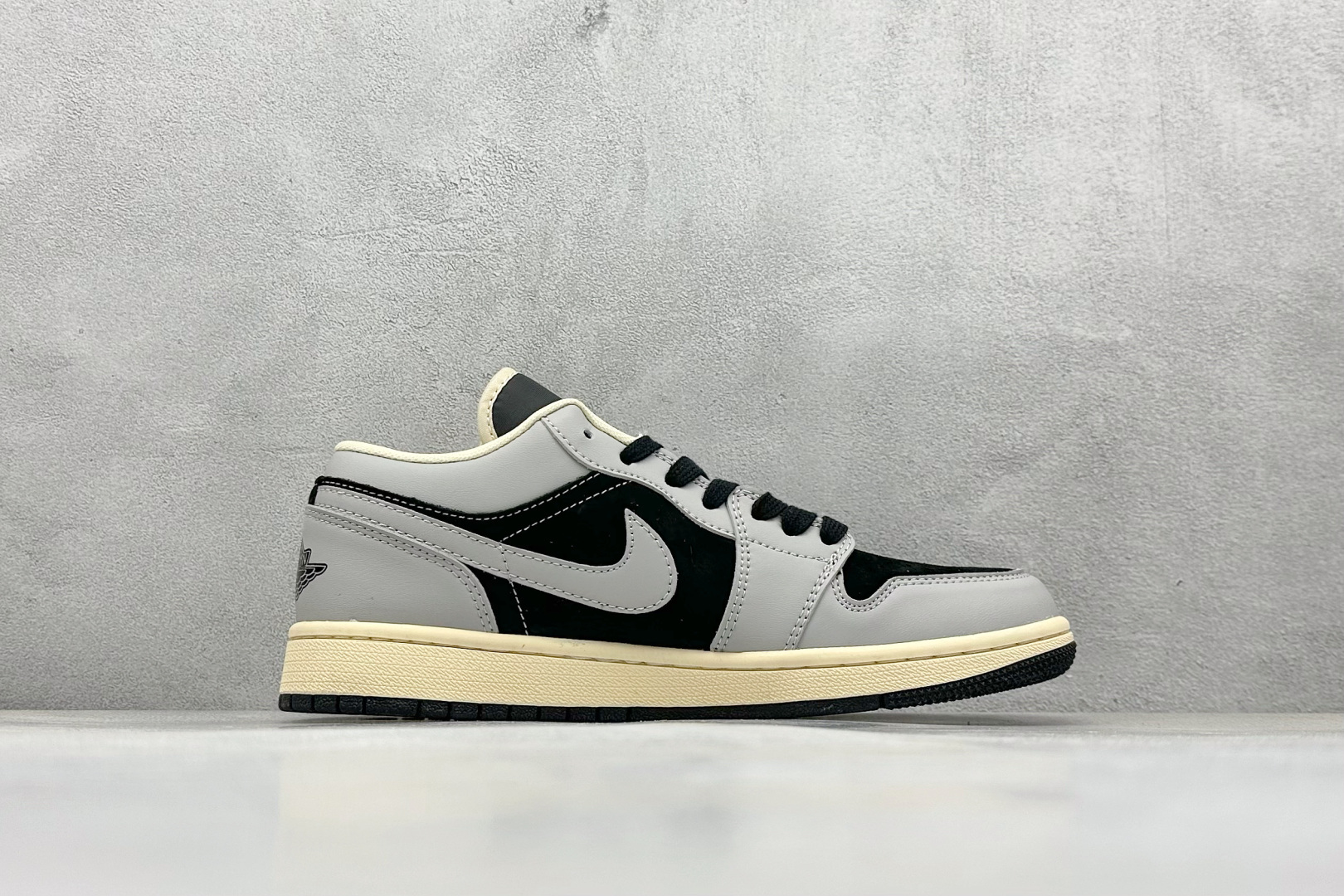 AIR JORDAN 1 LOW“灰黑巴宝莉定制款” 个性的设计风格以及品牌的经典元素 XX2416-016