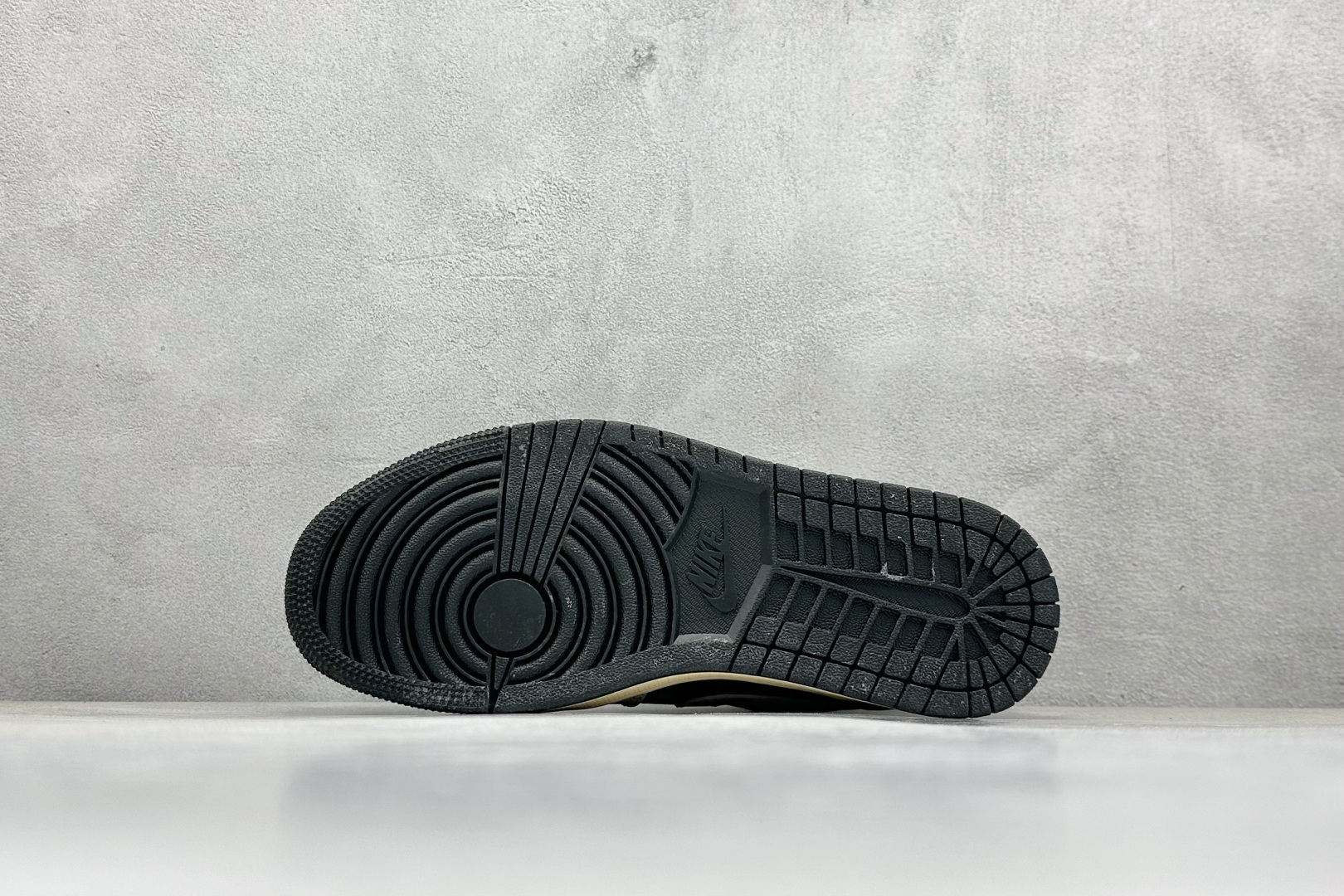 AIR JORDAN 1 LOW“灰黑巴宝莉定制款” 个性的设计风格以及品牌的经典元素 XX2416-016