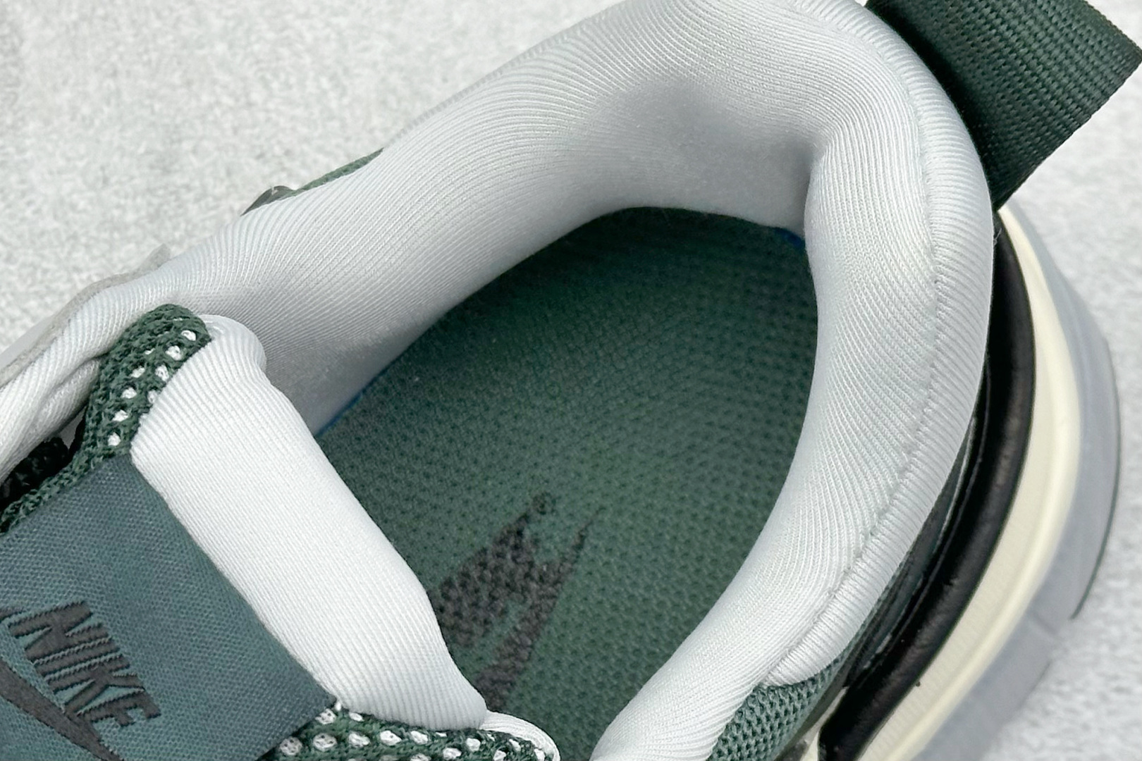 DS版Nike V2K Run 减震防滑复古低帮跑步鞋 HJ4497-300