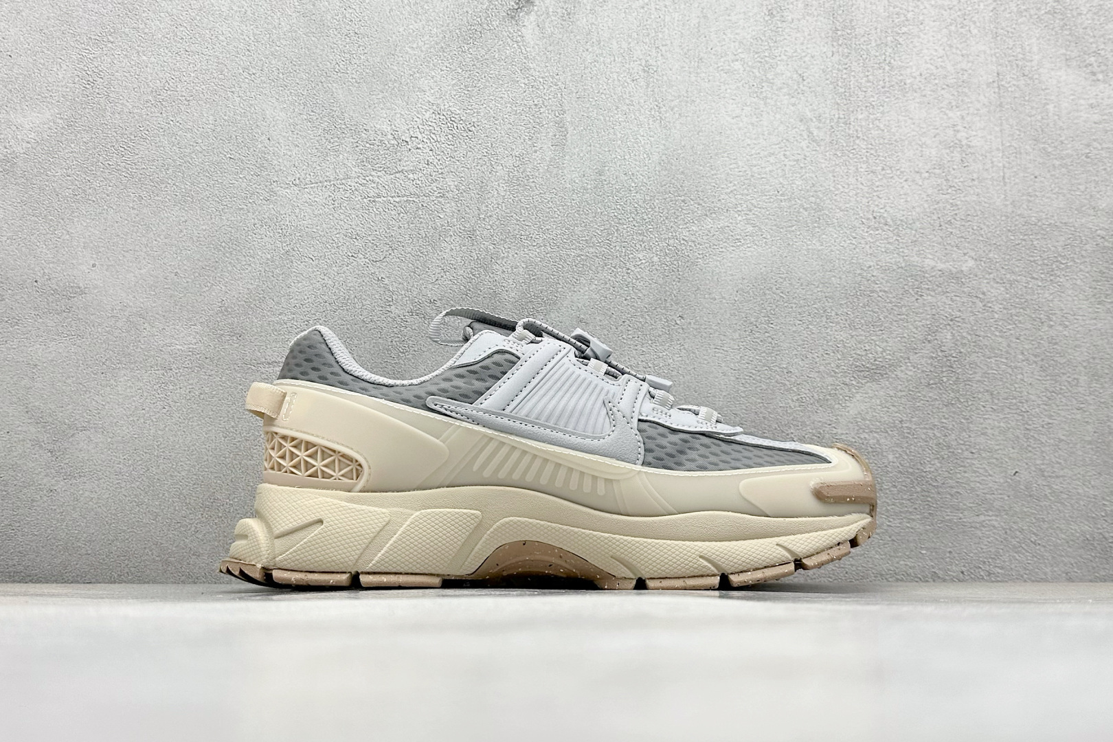 Nike Zoom Vomero Roam 5 Roam 复古跑五代休闲运动慢跑鞋 HJ4646-001