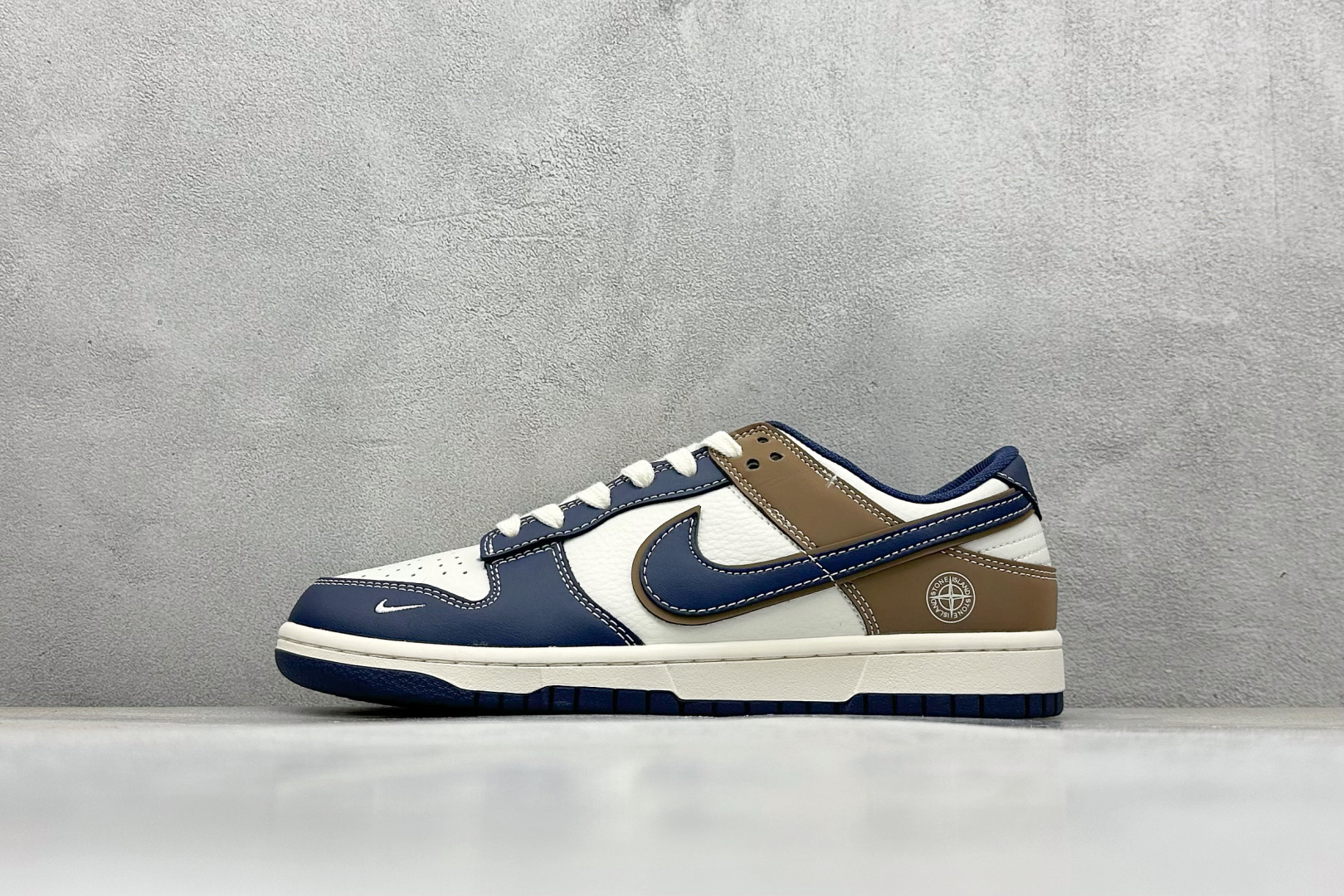 NO:351799,Local store private NIKE SB Dunk Low x Stone Island Rice Brown Company-level production Highly recommended Original head layer material Exclusive version distillation processing brings better visual and foot experience Large factory pure original quality shipment Cleanliness Electric embroidery process Clean cut without any burrs Perfect details Official item number XX9917 017 Size 36 36.5 37.5 38 38.5 39 40 40.5 41 42 42.5 43 44 44.5 45 Code 31,19860909本地 放店私 NIKE SB Dunk Low x Stone Island 米蓝棕 公司级出品 极力推荐 原装头层材料 独家版型蒸餾加工 帶來的是更好的视觉和脚感体验 大厂纯原品质出货 清洁度 电绣工艺 皮料切割干净无任何毛边 细节完美 官方货号XX9917 017 尺码 36 36.5 37.5 38 38.5 39 40 40.5 41 42 42.5 43 44 44.5 45 编码31,,Men's shoes