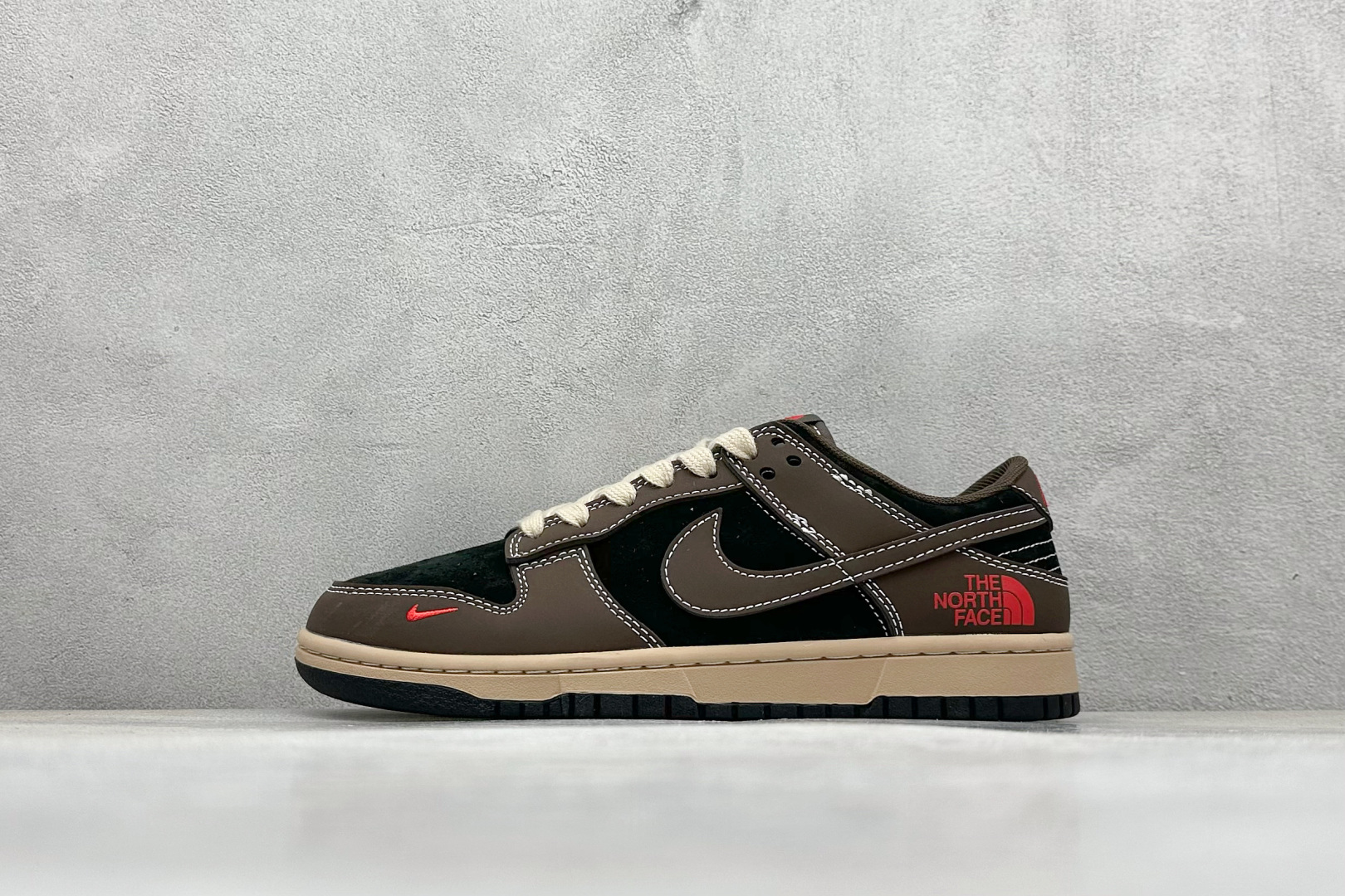 NO:351824,Local store private Nike SB Dunk Low x The North Face Brown and black and red hooks produced by the original manufacturer Highly recommended Original head layer material Exclusive version distillation processing brings a better visual and foot experience Large factory pure original quality shipment Cleanliness Electric embroidery process Clean and free of any burrs The details are perfect Official item number XX9928 028 Size 36 36.5 37.5 38 38.5 39 40 40.5 41 42 42.5 43 44 44.5 45 Code 31,19860909本地 放店私 Nike SB Dunk Low x The North Face 棕黑红小钩 纯原大厂出品 极力推荐 原装头层材料 独家版型蒸餾加工 帶來的是更好的视觉和脚感体验 大厂纯原品质出货 清洁度 电绣工艺 皮料切割干净无任何毛边 细节完美 官方货号XX9928 028 尺码36 36.5 37.5 38 38.5 39 40 40.5 41 42 42.5 43 44 44.5 45 编码31,,Men's shoes