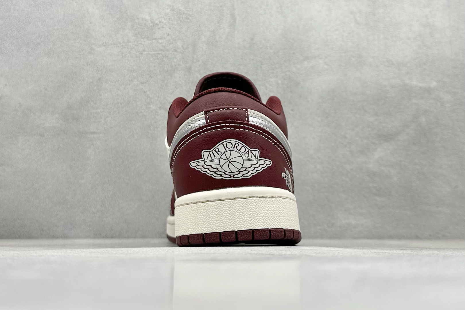 Air Jordan 1 Retro Low x The North Face 白酒红小钩 XX2422-022