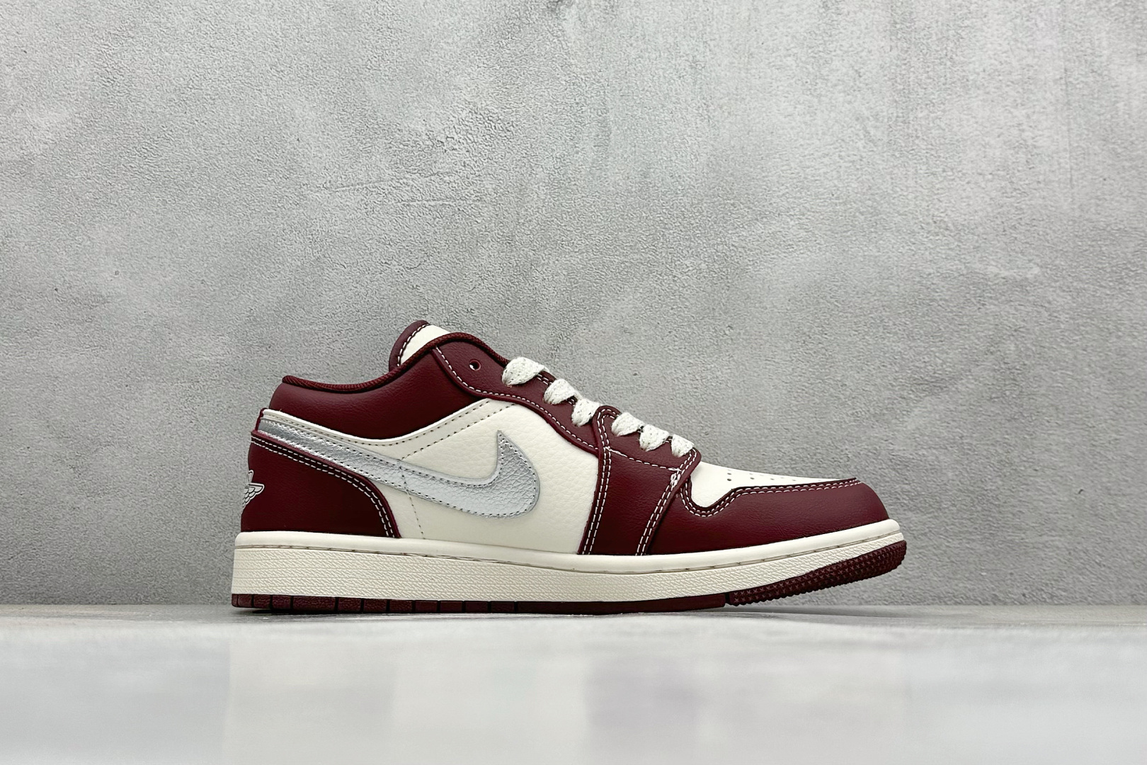 Air Jordan 1 Retro Low x The North Face 白酒红小钩 XX2422-022