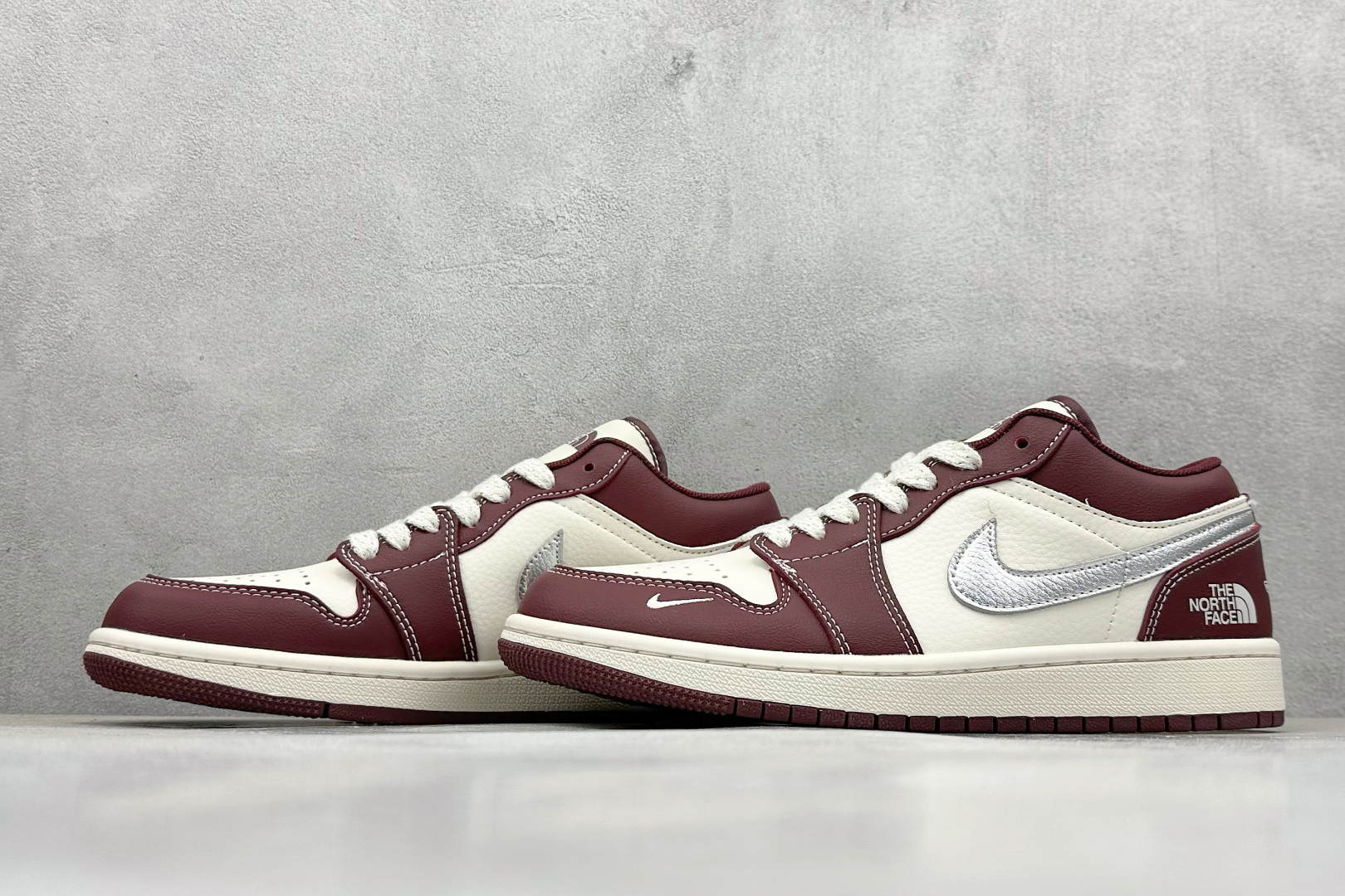 Air Jordan 1 Retro Low x The North Face 白酒红小钩 XX2422-022
