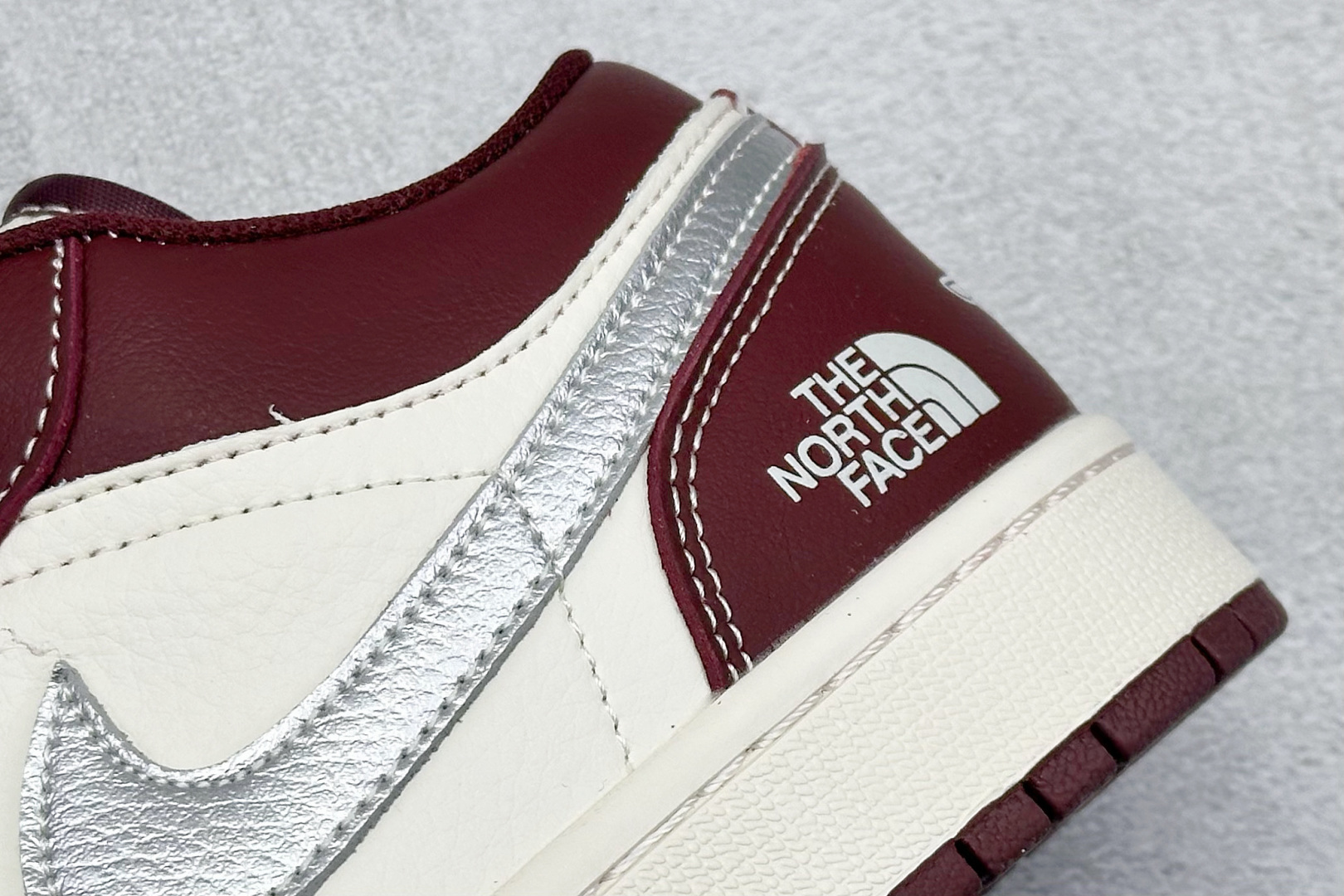 Air Jordan 1 Retro Low x The North Face 白酒红小钩 XX2422-022