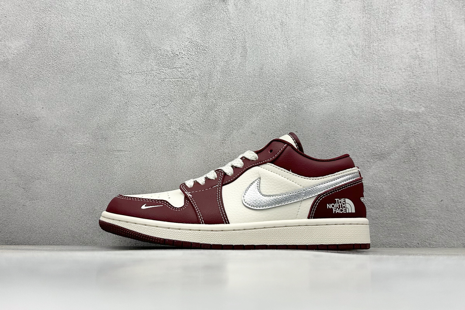 NO:351840,Local store private Air Jordan 1 Retro Low x The North Face White wine and red hook Official synchronized new colors Original grade products Rejected public sole Three-dimensional shoe type Perfect details High cleanliness Purchase company synchronized raw materials Original flavor Faithful to the original Product number XX2422 022 Number of codes 36 36.5 37.5 38 38.5 39 40 40.5 41 42 42.5 43 44 44.5 45 Code 31,19860909本地 放店私 Air Jordan 1 Retro Low x The North Face 白酒红小钩 官方同步新色 原装级产物 拒绝公底 立体鞋型 细节完美 高清洁度 购置公司同步原材料 原汁原味 忠于原版 货号XX2422 022 码数36 36.5 37.5 38 38.5 39 40 40.5 41 42 42.5 43 44 44.5 45 编码31,,Men's shoes