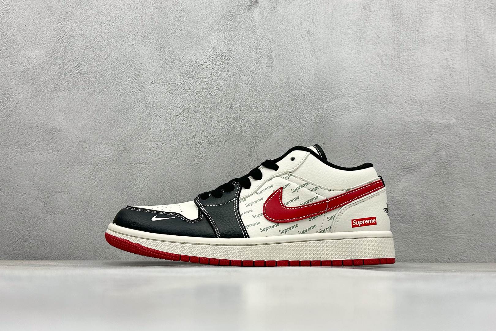 NO:351875,Local store private Air Jordan 1 Retro Low x Supreme White, black and red hook Official synchronization new color Original grade product Reject public sole Three-dimensional shoe type Perfect details High cleanliness Purchase company synchronized raw materials Original flavor Loyal to the original Product number XX2425 025CC Number of codes 36 36.5 37.5 38 38.5 39 40 40.5 41 42 42.5 43 44 44.5 45 Code 31,19860909本地 放店私 Air Jordan 1 Retro Low x Supreme 白黑红小钩 官方同步新色 原装级产物 拒绝公底 立体鞋型 细节完美 高清洁度 购置公司同步原材料 原汁原味 忠于原版 货号XX2425 025CC 码数36 36.5 37.5 38 38.5 39 40 40.5 41 42 42.5 43 44 44.5 45 编码31,,Men's shoes