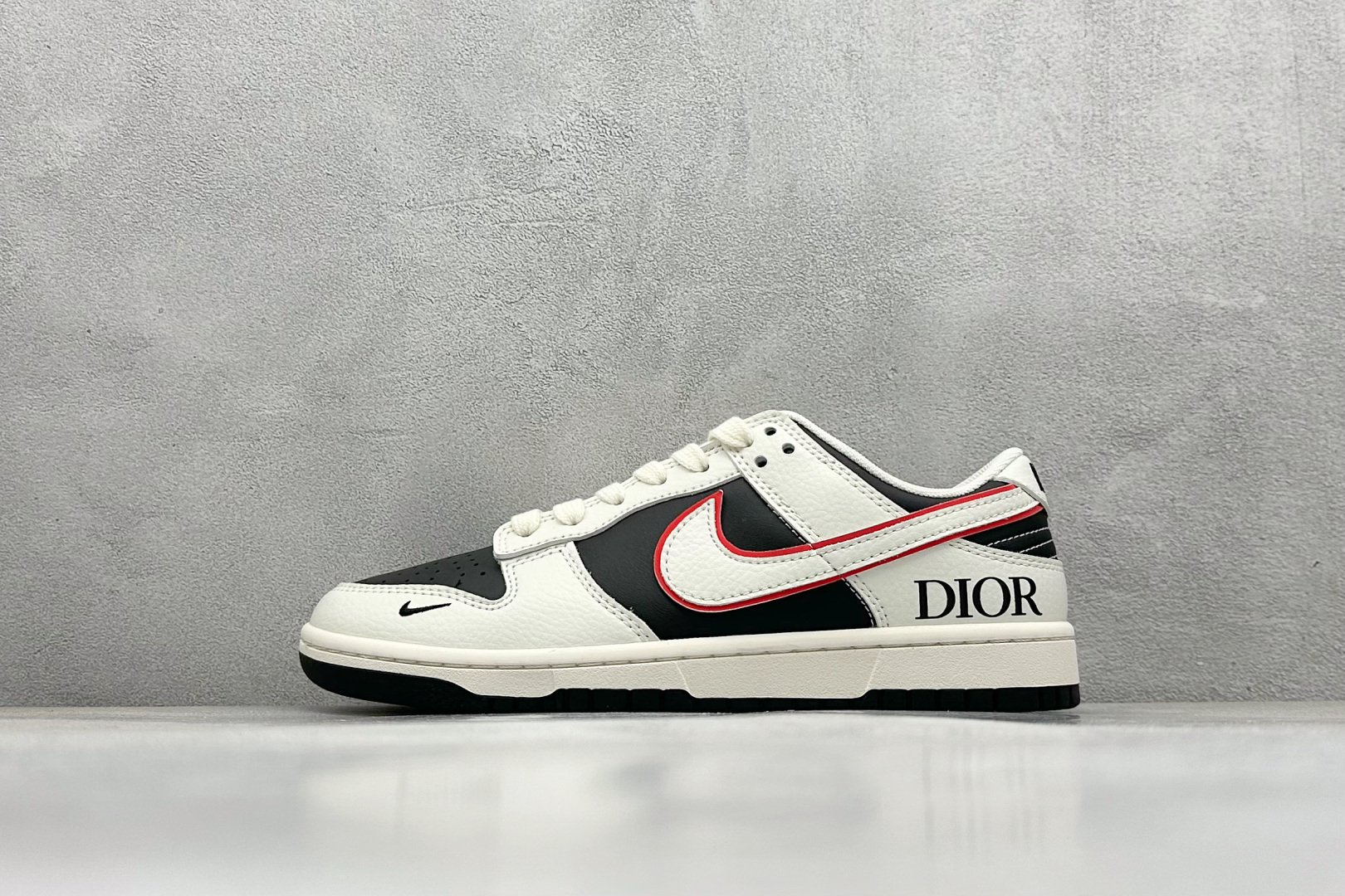 NO:351892,Local store private NIKE SB Dunk Low x DIOR Mi Hei Xiao hook Company-level production Highly recommended Original head layer material Exclusive version distillation processing brings a better visual and foot experience Large factory pure original quality shipment Cleanliness Electric embroidery process Clean cut without any burrs Perfect details Official item number XX9988 009 Size 36 36.5 37.5 38 38.5 39 40 40.5 41 42 42.5 43 44 44.5 45 Code 31,,dior19860909本地 放店私 NIKE SB Dunk Low x DIOR 米黑小勾 公司级出品 极力推荐 原装头层材料 独家版型蒸餾加工 帶來的是更好的视觉和脚感体验 大厂纯原品质出货 清洁度 电绣工艺 皮料切割干净无任何毛边 细节完美 官方货号XX9988 009 尺码 36 36.5 37.5 38 38.5 39 40 40.5 41 42 42.5 43 44 44.5 45 编码31,,dior,Men's shoes