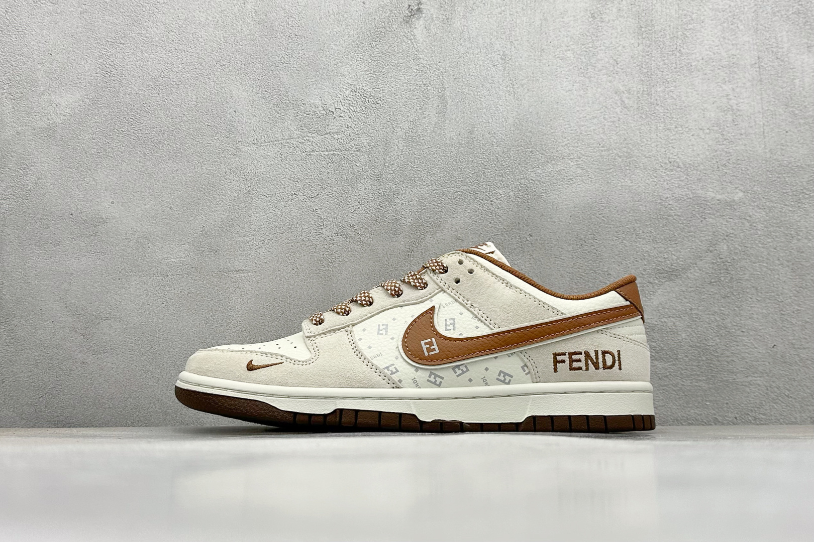 NO:351990,Local terminal store XC version Nk SB Dunk Low Fendi joint brand Pig Eight Brown hook Anniversary high-end customization Low top casual board shoes #customized shoe box Large factory pure original quality shipment Ultra high cleanliness The leather is clean and has no burrs Perfect details Article number DJ-057 Size 36 36.5 37.5 38 38.5 39 40 40.5 41 42 42.5 43 44 44.5 45 Code 34,,fendi19860909本地 终端放店 XC版Nk SB Dunk Low 芬迪联名 猪八棕勾 周年高端定制 低帮休闲板鞋 #定制鞋盒 大厂纯原品质出货 超高清洁度 皮料切割干净无任何毛边 细节完美  货号DJ-057 尺码36 36.5 37.5 38 38.5 39 40 40.5 41 42 42.5 43 44 44.5 45 编码34,,fendi,Men's shoes