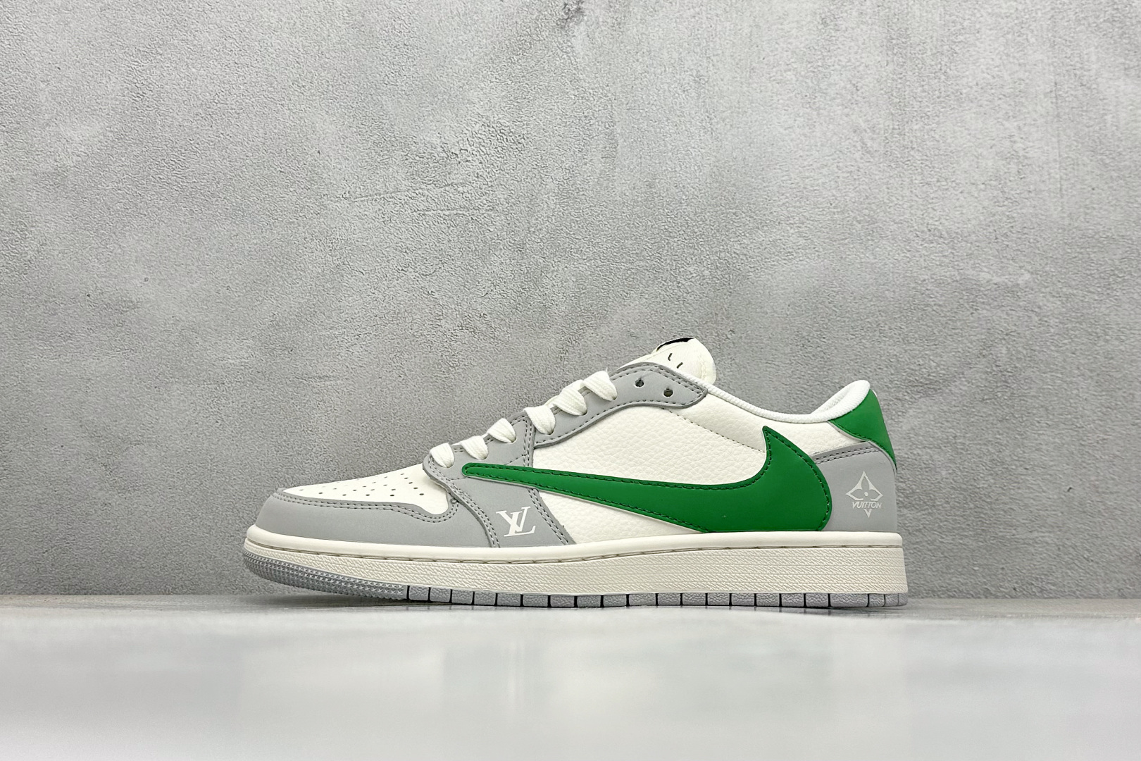 NO:352004,Local terminal store XC version Travis Scott x Fragment Design x Air Jordan 1 Low OG SP AJ1 Joe 1 LV joint brand gray green hook low top cultural casual board shoes #Multi-party joint cooperation combines Travis Scott's unique music style, Fujiwara Hiroshi's personal design style and classic elements of the Jordan brand make it a pair of shoes with unique identity and value. The fresh and three-dimensional appearance and joint logo highlight its unique identity. This color scheme shows vitality and fashion sense. Visually eye-catching. The texture and delicate details of the shoe body make it look high-end and full of style. This 