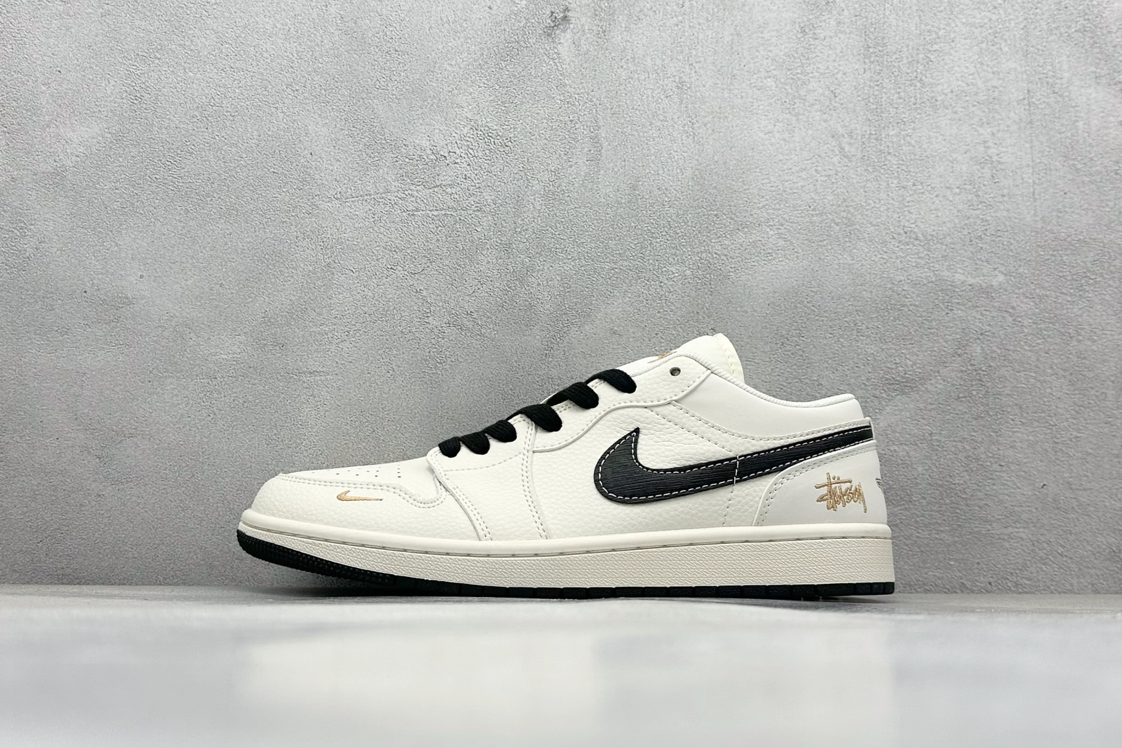 NO:352021,Local terminal store XC version Air Jordan 1 Low AJ1 Stussi co-branded brushed black hook High-end customization Low top retro basketball shoes #customized shoe box Large factory pure original quality shipment Ultra high cleanliness The leather is clean and has no burrs Perfect details Article number XX3168-173 Size 36 36.5 37.5 38 38.5 39 40 40.5 41 42 42.5 43 44 44.5 45 Code 38,19860909本地 终端放店 XC版Air Jordan 1 Low AJ1 乔1 斯图西联名 拉丝黑勾 高端定制 低帮复古篮球鞋 #定制鞋盒 大厂纯原品质出货 超高清洁度 皮料切割干净无任何毛边 细节完美  货号XX3168-173 尺码36 36.5 37.5 38 38.5 39 40 40.5 41 42 42.5 43 44 44.5 45 编码38,,Men's shoes