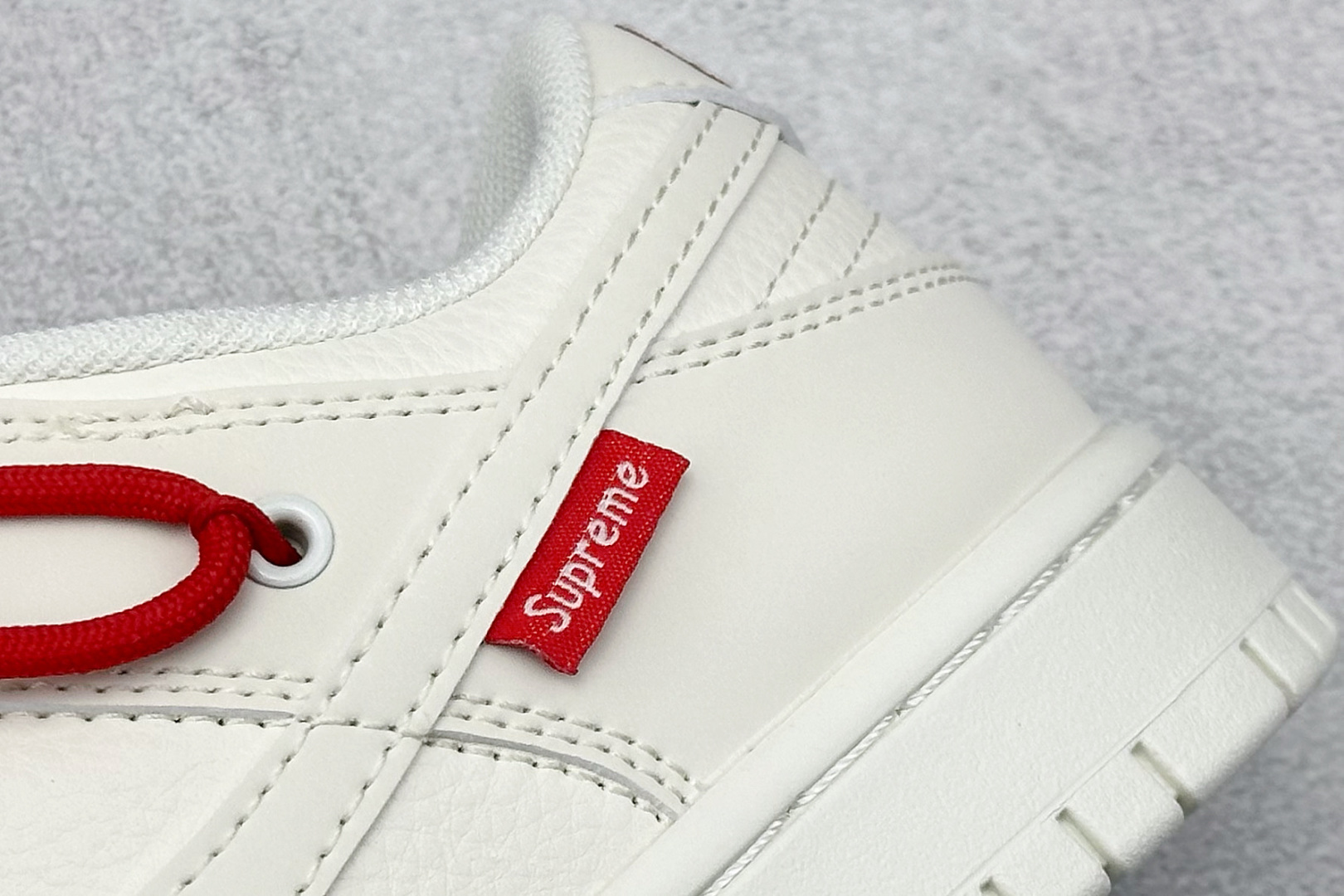 XC版Nike SB Dunk Low Sup联名 白红绑带 周年高端定制 低帮休闲板鞋 DM6868-085