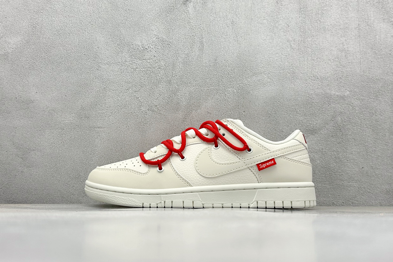 NO:352040,Local terminal store XC version Nike SB Dunk Low Sup co-branded white and red straps Anniversary high-end customization Low top casual board shoes #customized shoe box Large factory pure original quality shipment Ultra high cleanliness The leather is clean and has no burrs. Perfect details. Article number DM6868-085 Size 36 36.5 37.5 38 36.5 39 40 40.5 41 42 42.5 43 44 44.5 45 Code 40,19860909本地 终端放店 XC版Nike SB Dunk Low Sup联名 白红绑带 周年高端定制 低帮休闲板鞋 #定制鞋盒 大厂纯原品质出货 超高清洁度 皮料切割干净无任何毛边 细节完美 货号DM6868-085 尺码36 36.5 37.5 38 36.5 39 40 40.5 41 42 42.5 43 44 44.5 45 编码40,,Men's shoes