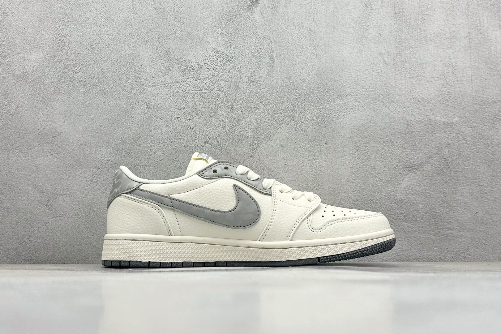Travis Scott x Nike Air Jordan 1 Low x superme Air Jordan 1 Low 反转白灰小勾倒钩 HS8068-023
