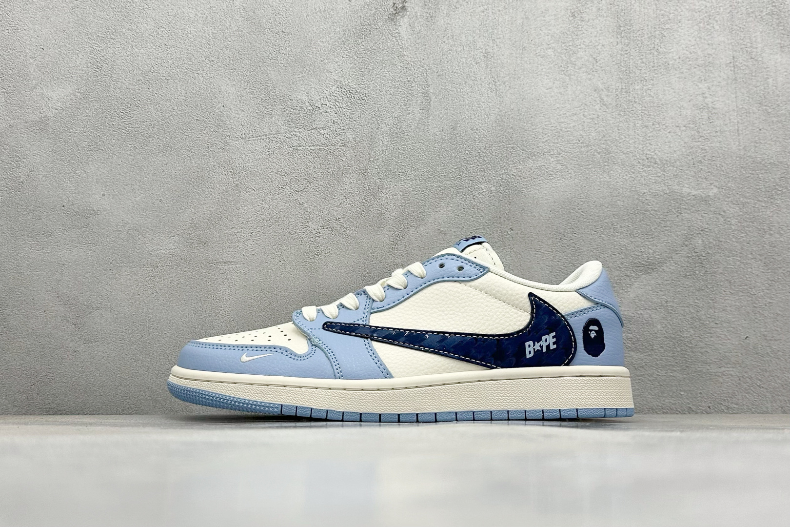 Travis Scott x Nike Air Jordan 1 Low x BAPE Air Jordan 1 Low 反转蓝白小勾倒钩 HS8068-022 Travis Scott x Nike Air Jordan 1 Low x BAPE Air Jordan 1 Low 反转蓝白小勾倒钩 HS8068-022