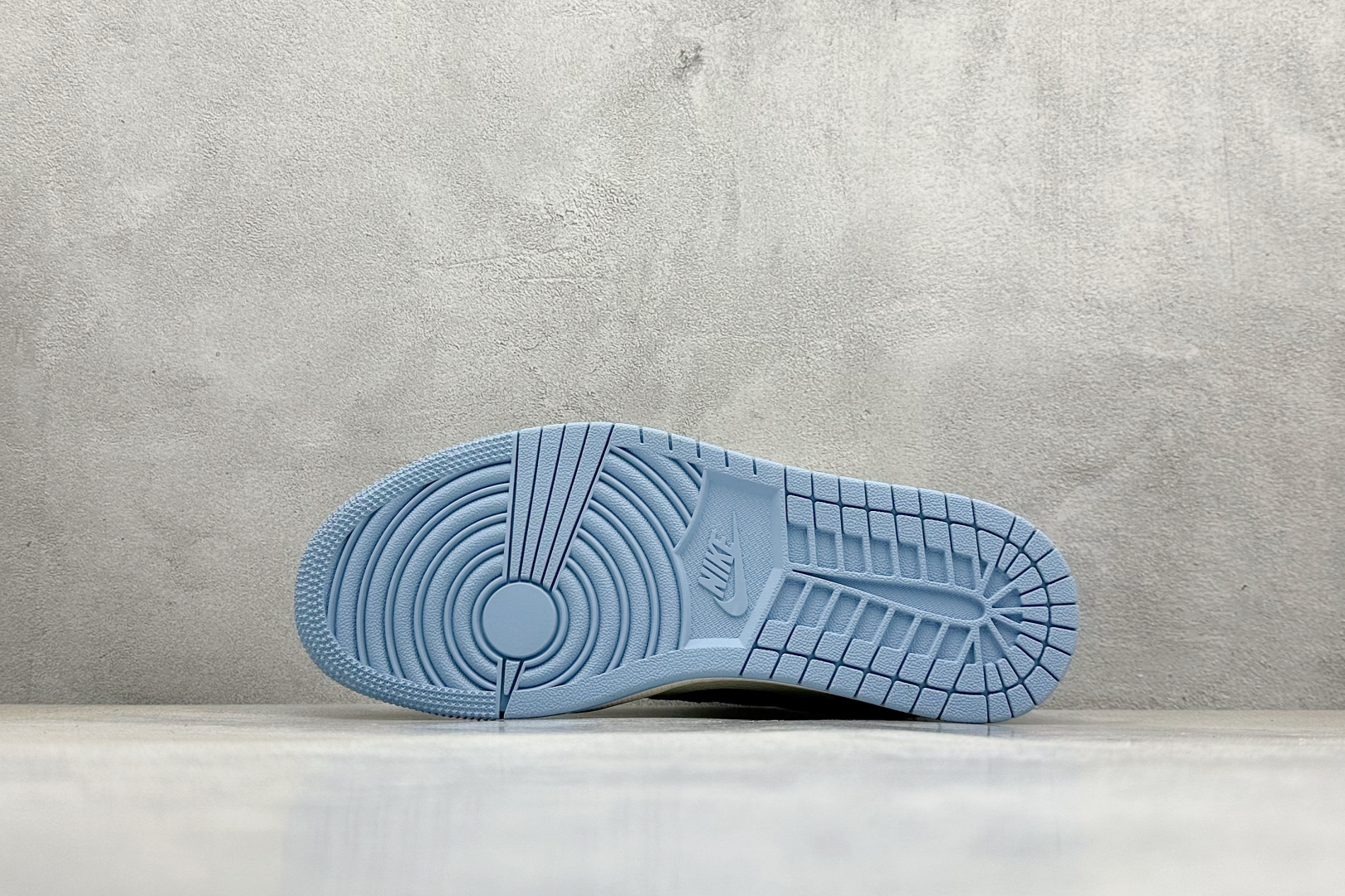 Travis Scott x Nike Air Jordan 1 Low x BAPE Air Jordan 1 Low 反转蓝白小勾倒钩 HS8068-022 Travis Scott x Nike Air Jordan 1 Low x BAPE Air Jordan 1 Low 反转蓝白小勾倒钩 HS8068-022