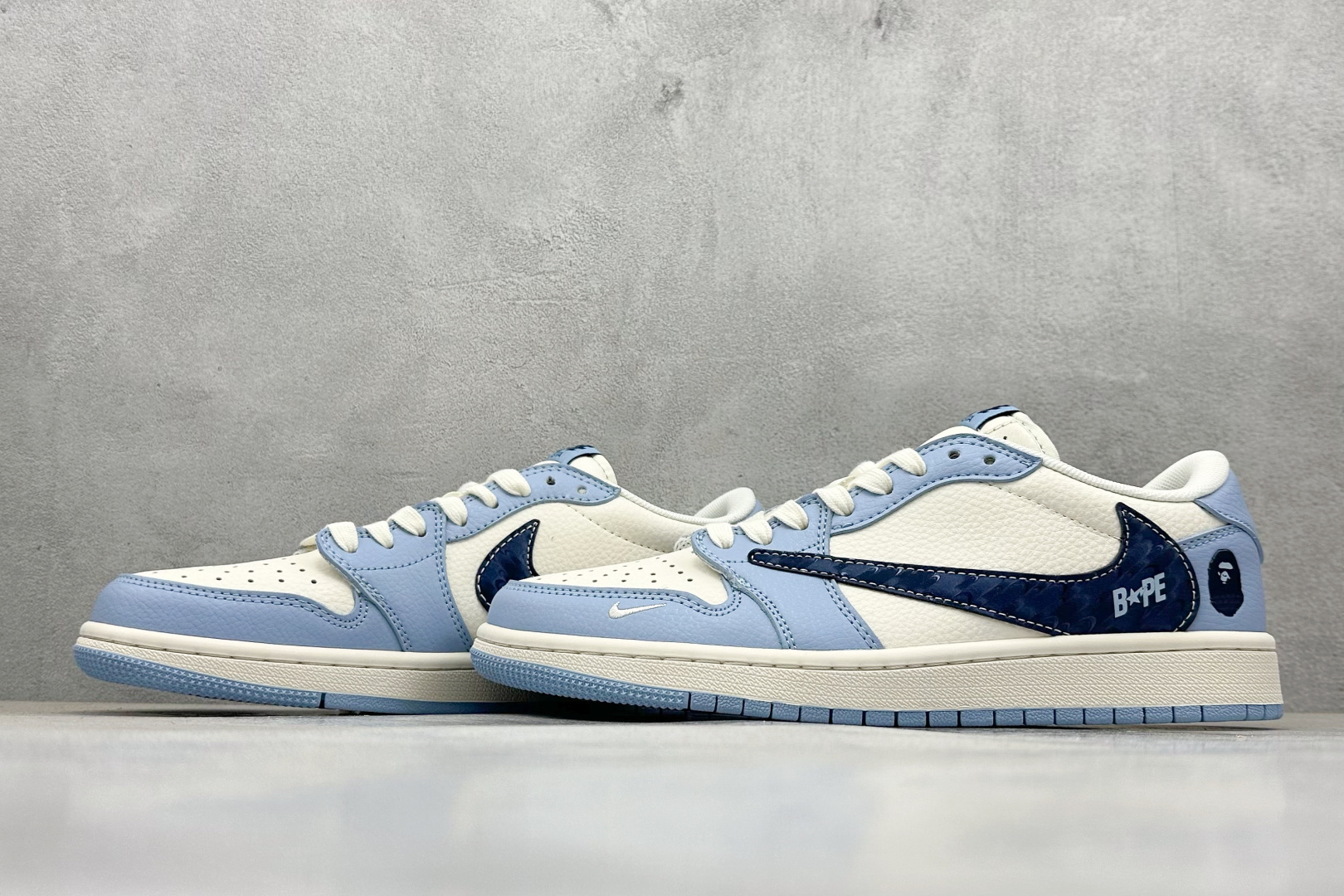 Travis Scott x Nike Air Jordan 1 Low x BAPE Air Jordan 1 Low 反转蓝白小勾倒钩 HS8068-022 Travis Scott x Nike Air Jordan 1 Low x BAPE Air Jordan 1 Low 反转蓝白小勾倒钩 HS8068-022