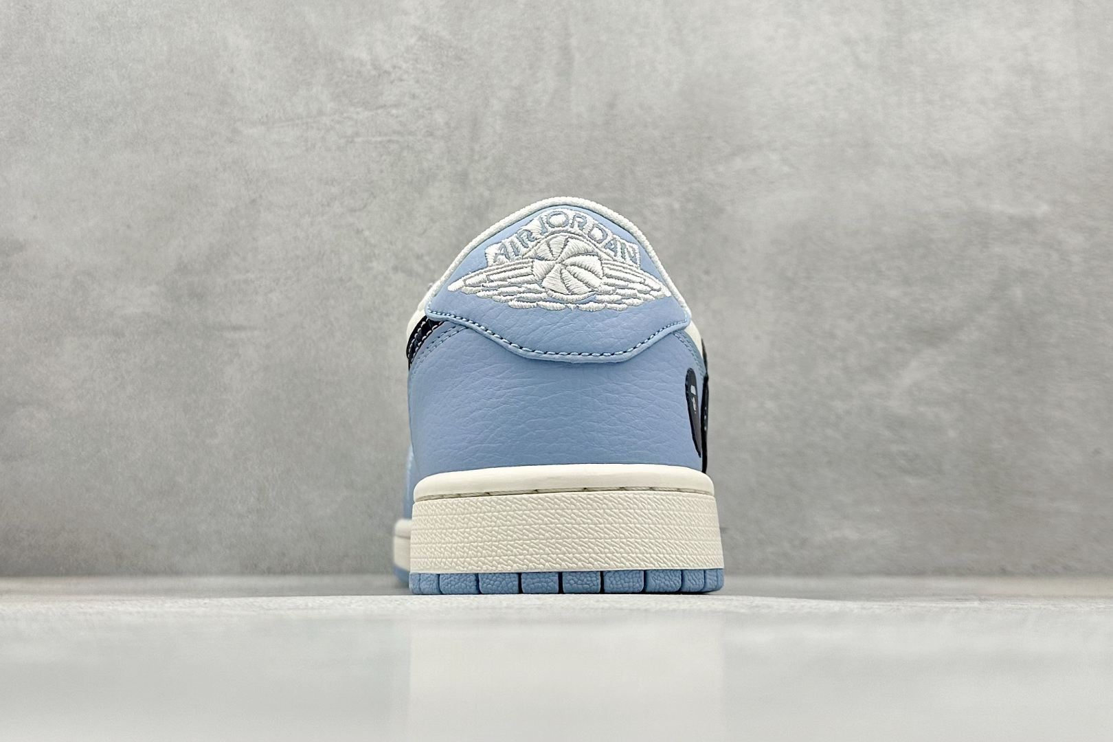 Travis Scott x Nike Air Jordan 1 Low x BAPE Air Jordan 1 Low 反转蓝白小勾倒钩 HS8068-022 Travis Scott x Nike Air Jordan 1 Low x BAPE Air Jordan 1 Low 反转蓝白小勾倒钩 HS8068-022