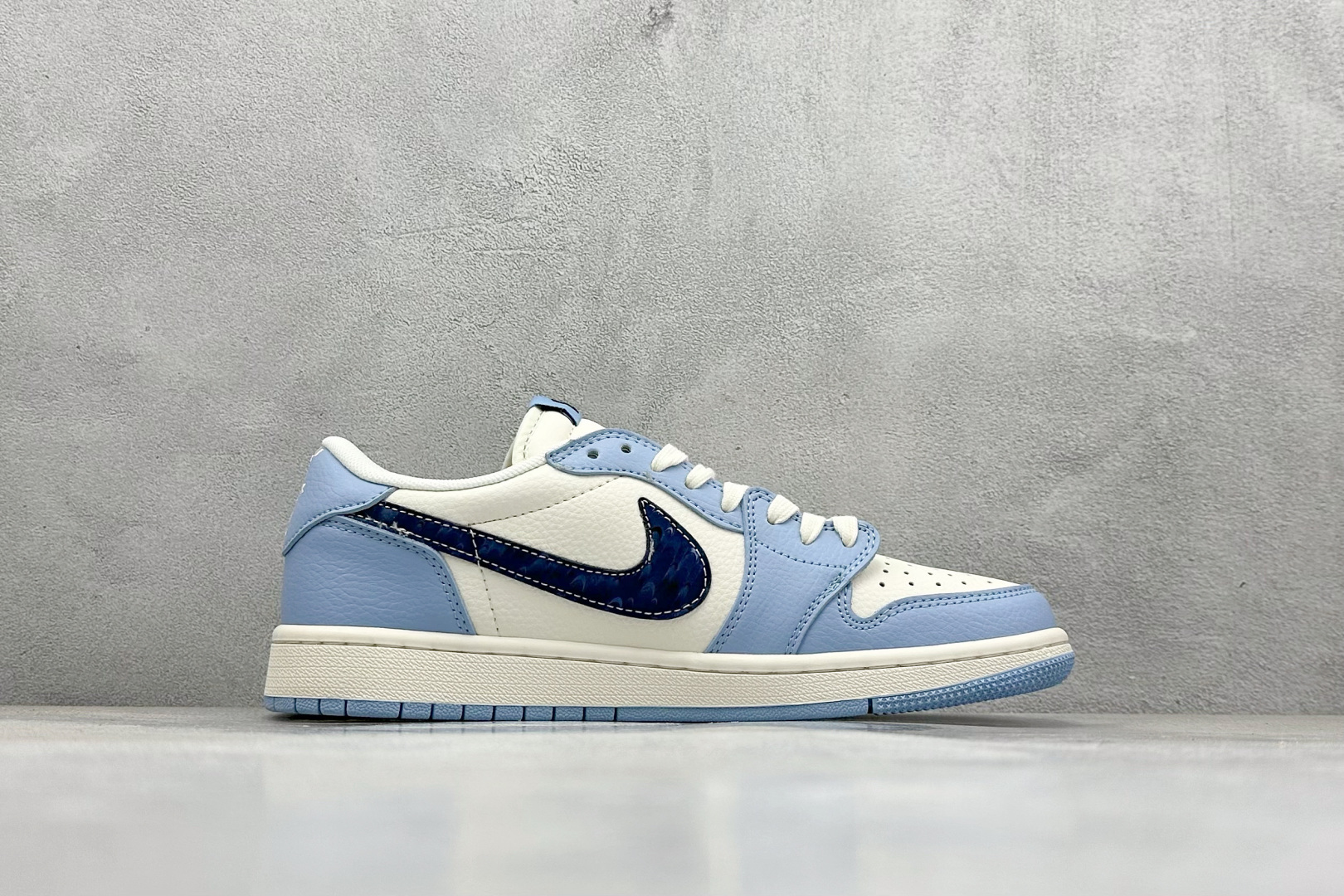 Travis Scott x Nike Air Jordan 1 Low x BAPE Air Jordan 1 Low 反转蓝白小勾倒钩 HS8068-022 Travis Scott x Nike Air Jordan 1 Low x BAPE Air Jordan 1 Low 反转蓝白小勾倒钩 HS8068-022