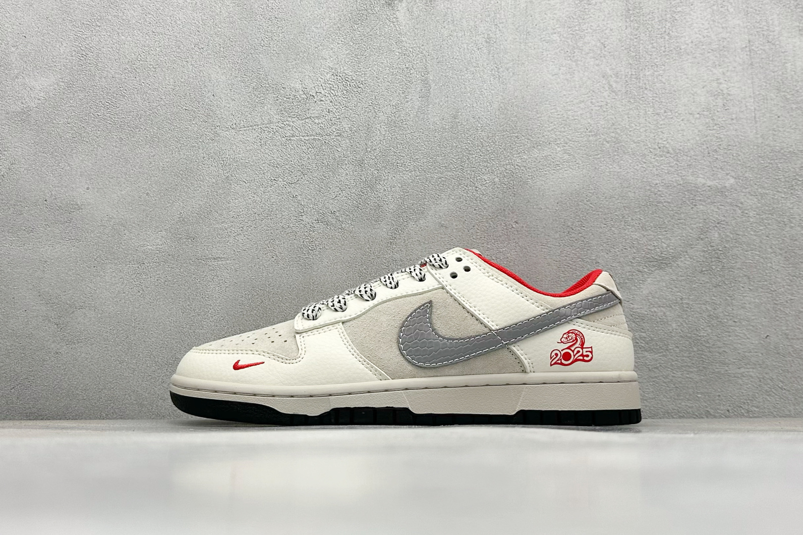 💰109    ❗️特价福利
【A版】
NK SB Dunk Low 蛇年限定 米灰红小钩
公司级出品 极力推荐
原装头层材料 独家版型蒸餾加工
帶來的是更好的视觉和脚感体验
大厂纯原品质出货 清洁度 电绣工艺 
皮料切割干净无任何毛边 细节完美 
官方货号：XX9931 031
尺码： 36 36.5 37.5 38 38.5 39 40 40.5 41 42 42.5 43 44 44.5 45