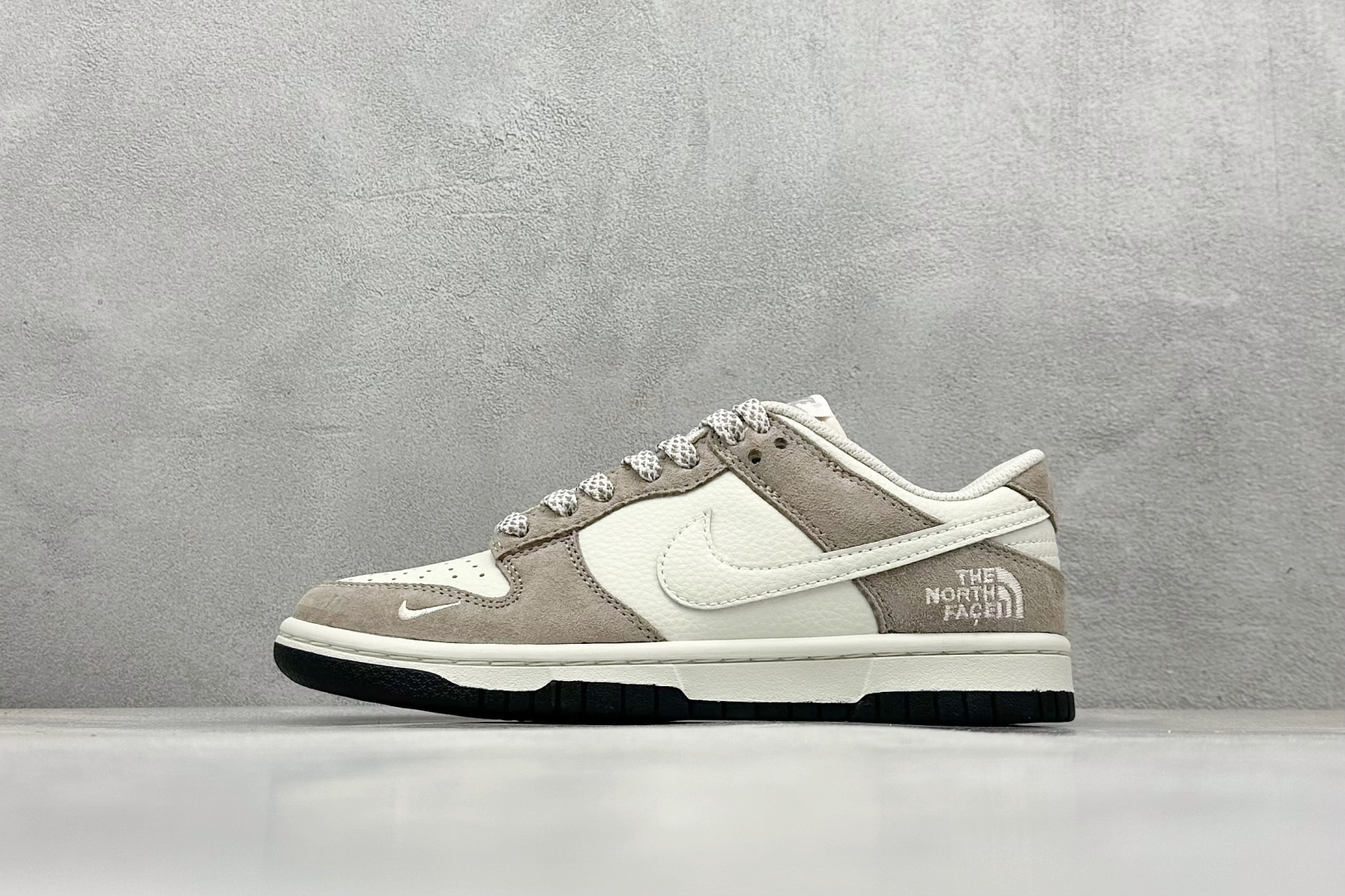 XC版Nk SB Dunk Low 北面名 猪八白勾 周年高端定制 低帮休闲板鞋 DJ2024-063 XC版Nk SB Dunk Low 北面名 猪八白勾 周年高端定制 低帮休闲板鞋 DJ2024-063