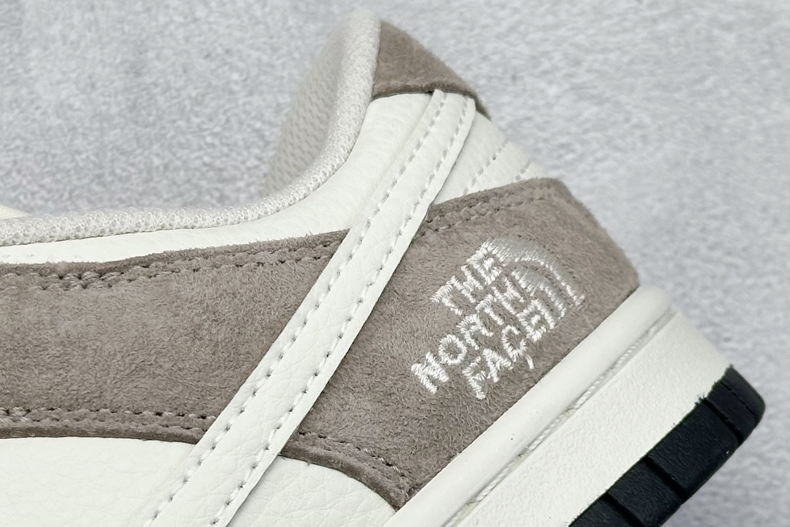 XC版Nk SB Dunk Low 北面名 猪八白勾 周年高端定制 低帮休闲板鞋 DJ2024-063 XC版Nk SB Dunk Low 北面名 猪八白勾 周年高端定制 低帮休闲板鞋 DJ2024-063