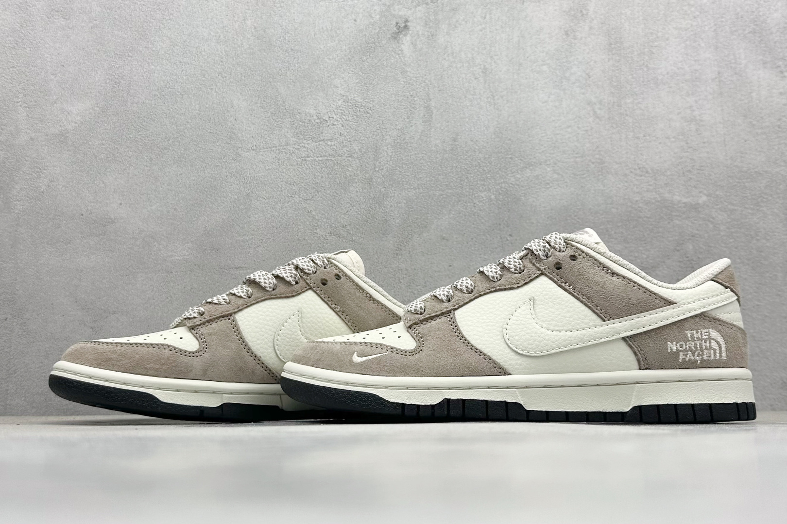 XC版Nk SB Dunk Low 北面名 猪八白勾 周年高端定制 低帮休闲板鞋 DJ2024-063 XC版Nk SB Dunk Low 北面名 猪八白勾 周年高端定制 低帮休闲板鞋 DJ2024-063