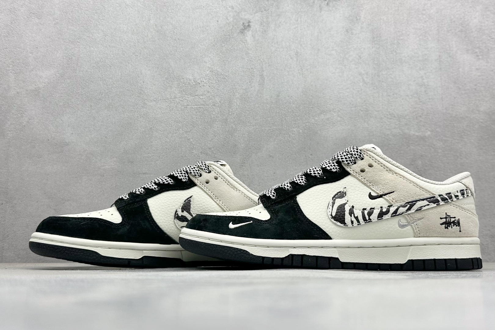 XC版Nk SB Dunk Low 斯图西联名 斑马黑白勾 周年高端定制 低帮休闲板鞋 DJ2024-060 XC版Nk SB Dunk Low 斯图西联名 斑马黑白勾 周年高端定制 低帮休闲板鞋 DJ2024-060