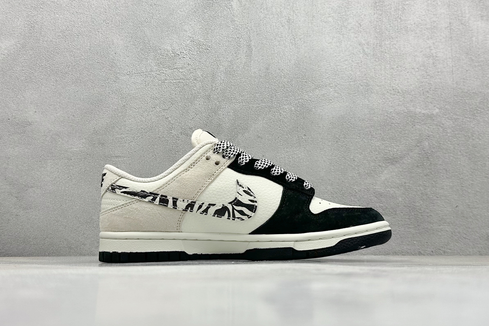 XC版Nk SB Dunk Low 斯图西联名 斑马黑白勾 周年高端定制 低帮休闲板鞋 DJ2024-060 XC版Nk SB Dunk Low 斯图西联名 斑马黑白勾 周年高端定制 低帮休闲板鞋 DJ2024-060