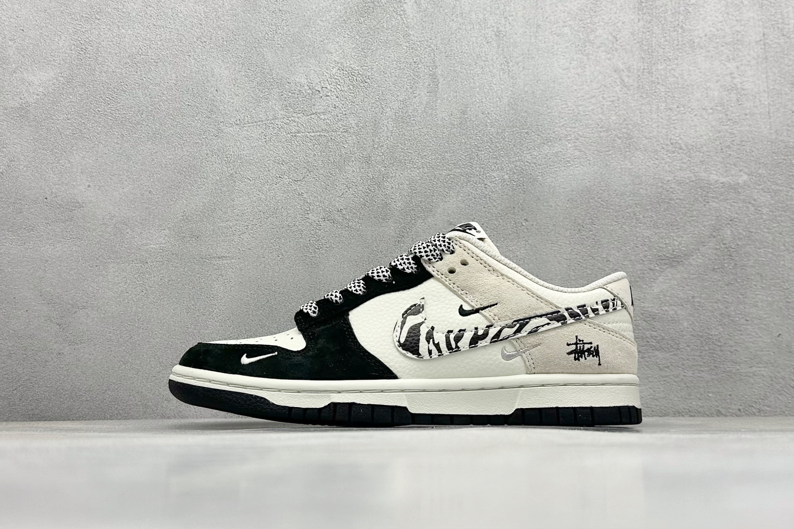 XC版Nk SB Dunk Low 斯图西联名 斑马黑白勾 周年高端定制 低帮休闲板鞋 DJ2024-060 XC版Nk SB Dunk Low 斯图西联名 斑马黑白勾 周年高端定制 低帮休闲板鞋 DJ2024-060