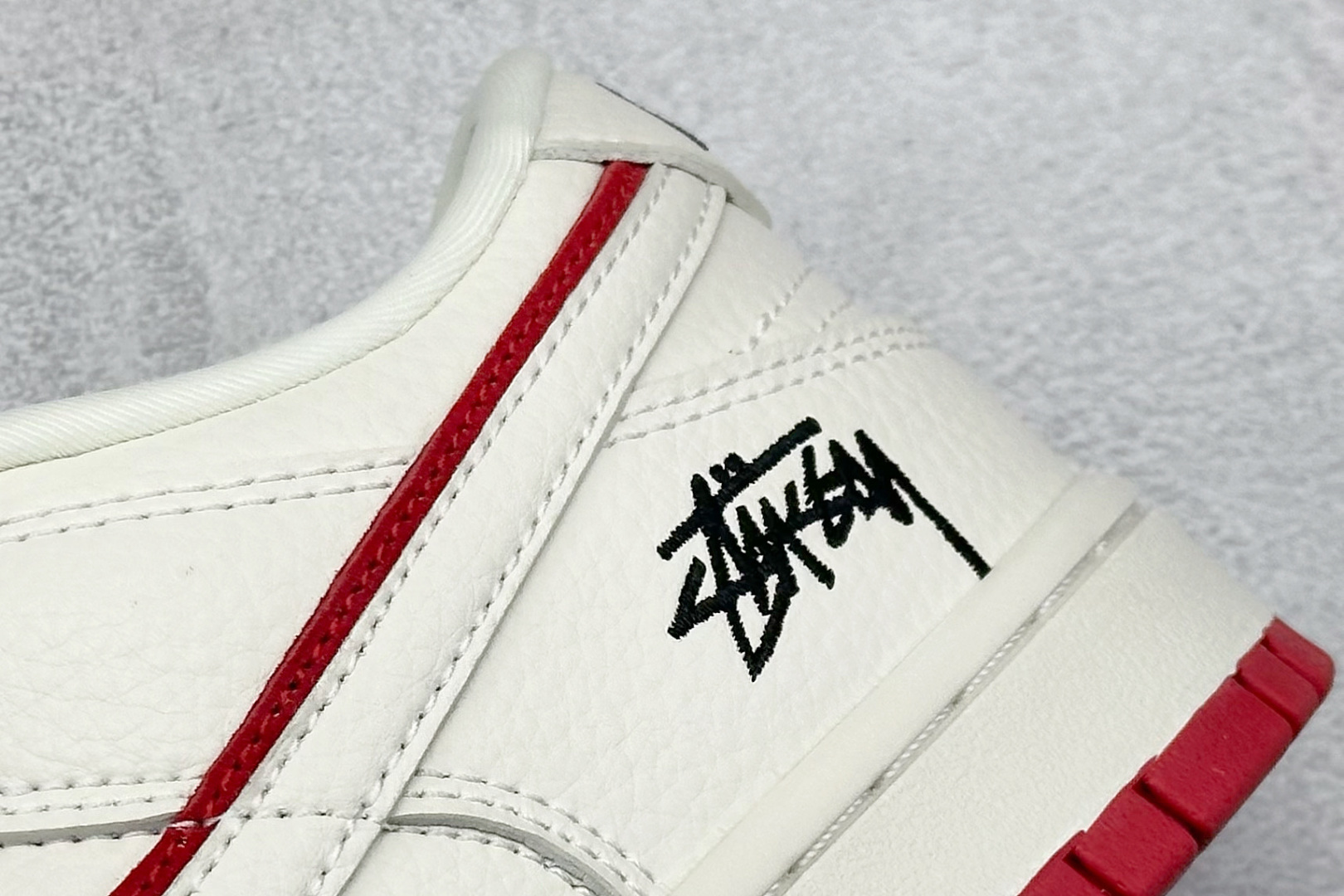 XC版Nike SB Dunk Low 联名 白红双勾 周年高端定制 低帮休闲板鞋 LW1818-119 XC版Nike SB Dunk Low 联名 白红双勾 周年高端定制 低帮休闲板鞋 LW1818-119