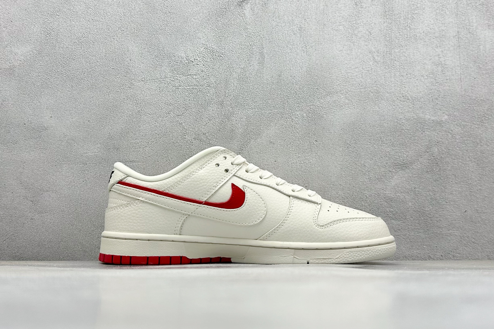 XC版Nike SB Dunk Low 联名 白红双勾 周年高端定制 低帮休闲板鞋 LW1818-119 XC版Nike SB Dunk Low 联名 白红双勾 周年高端定制 低帮休闲板鞋 LW1818-119