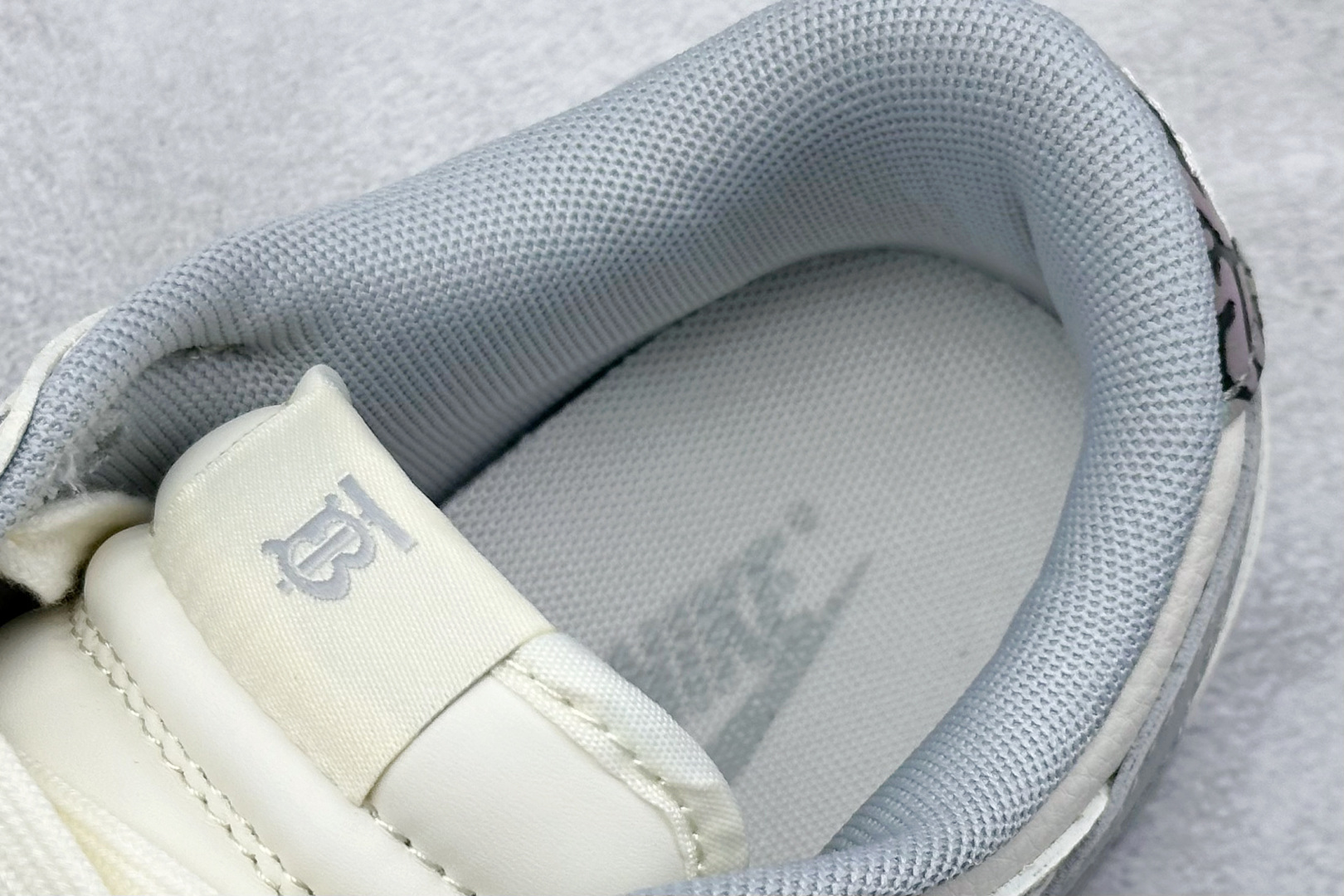 Nike SB Dunk Low x BURBERRY 白灰小勾 HS8068-029 Nike SB Dunk Low x BURBERRY 白灰小勾 HS8068-029