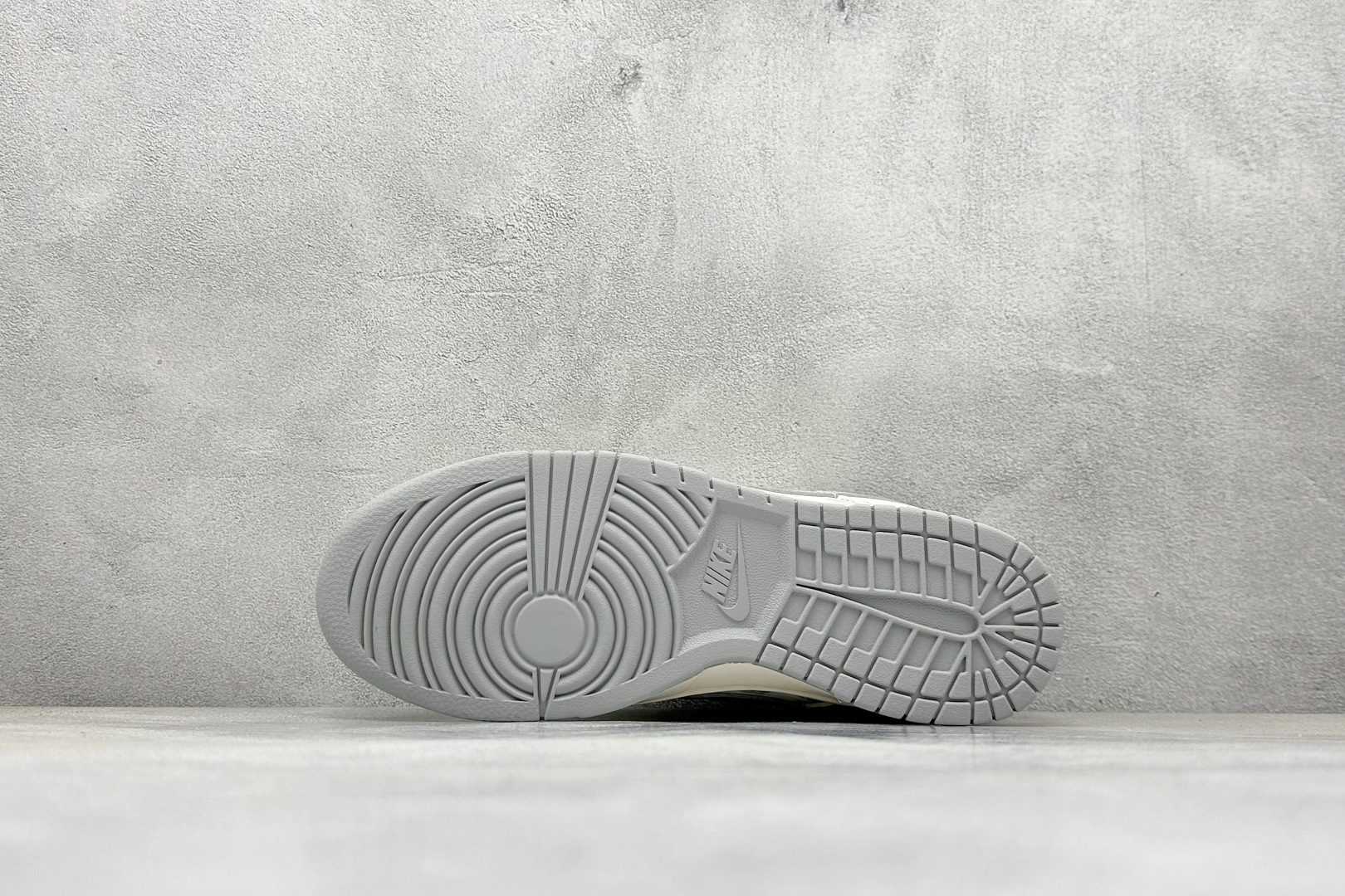 Nike SB Dunk Low x BURBERRY 白灰小勾 HS8068-029 Nike SB Dunk Low x BURBERRY 白灰小勾 HS8068-029