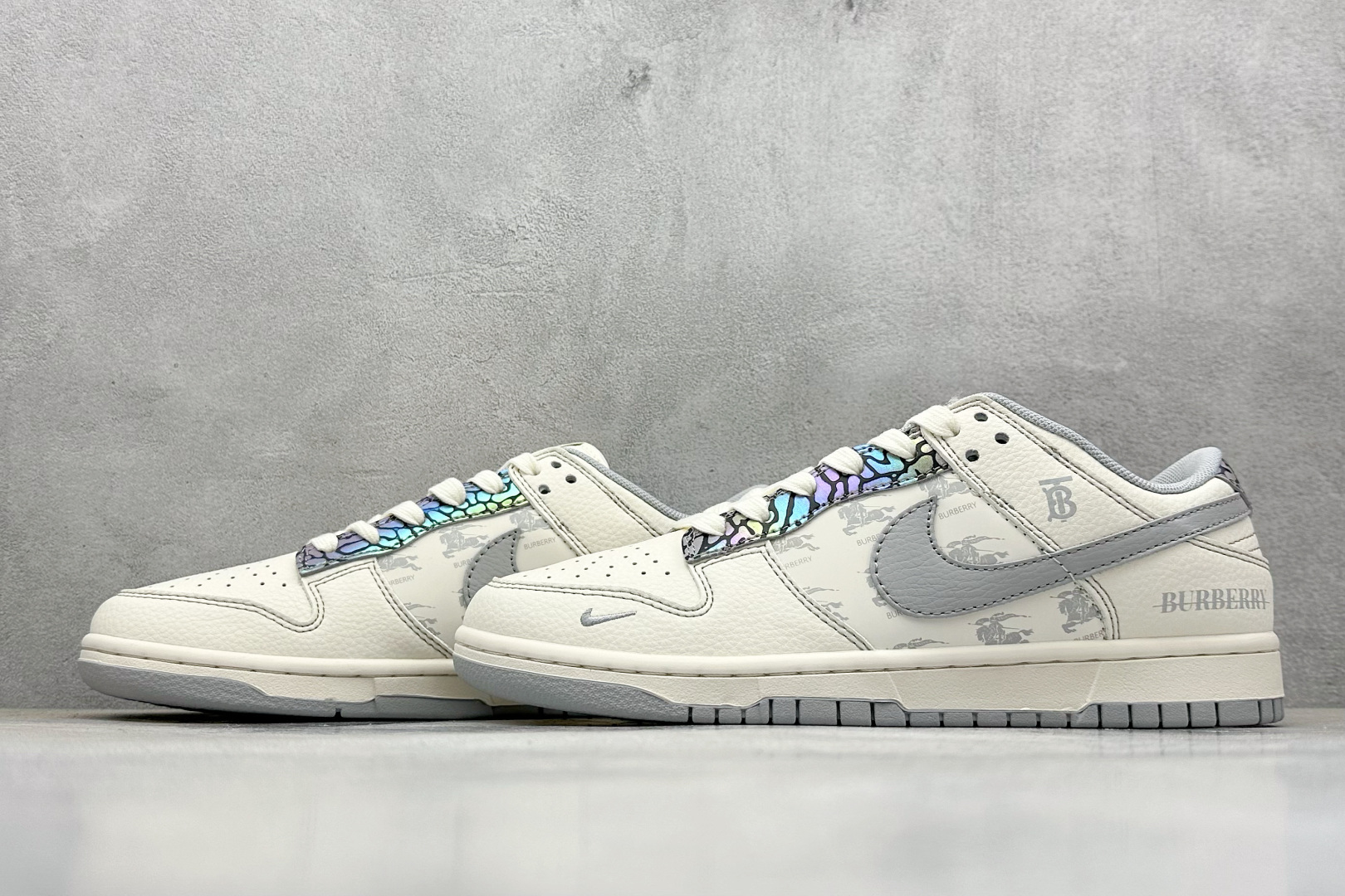 Nike SB Dunk Low x BURBERRY 白灰小勾 HS8068-029 Nike SB Dunk Low x BURBERRY 白灰小勾 HS8068-029
