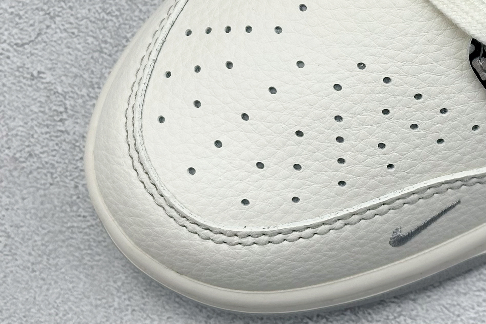 Nike SB Dunk Low x BURBERRY 白灰小勾 HS8068-029 Nike SB Dunk Low x BURBERRY 白灰小勾 HS8068-029