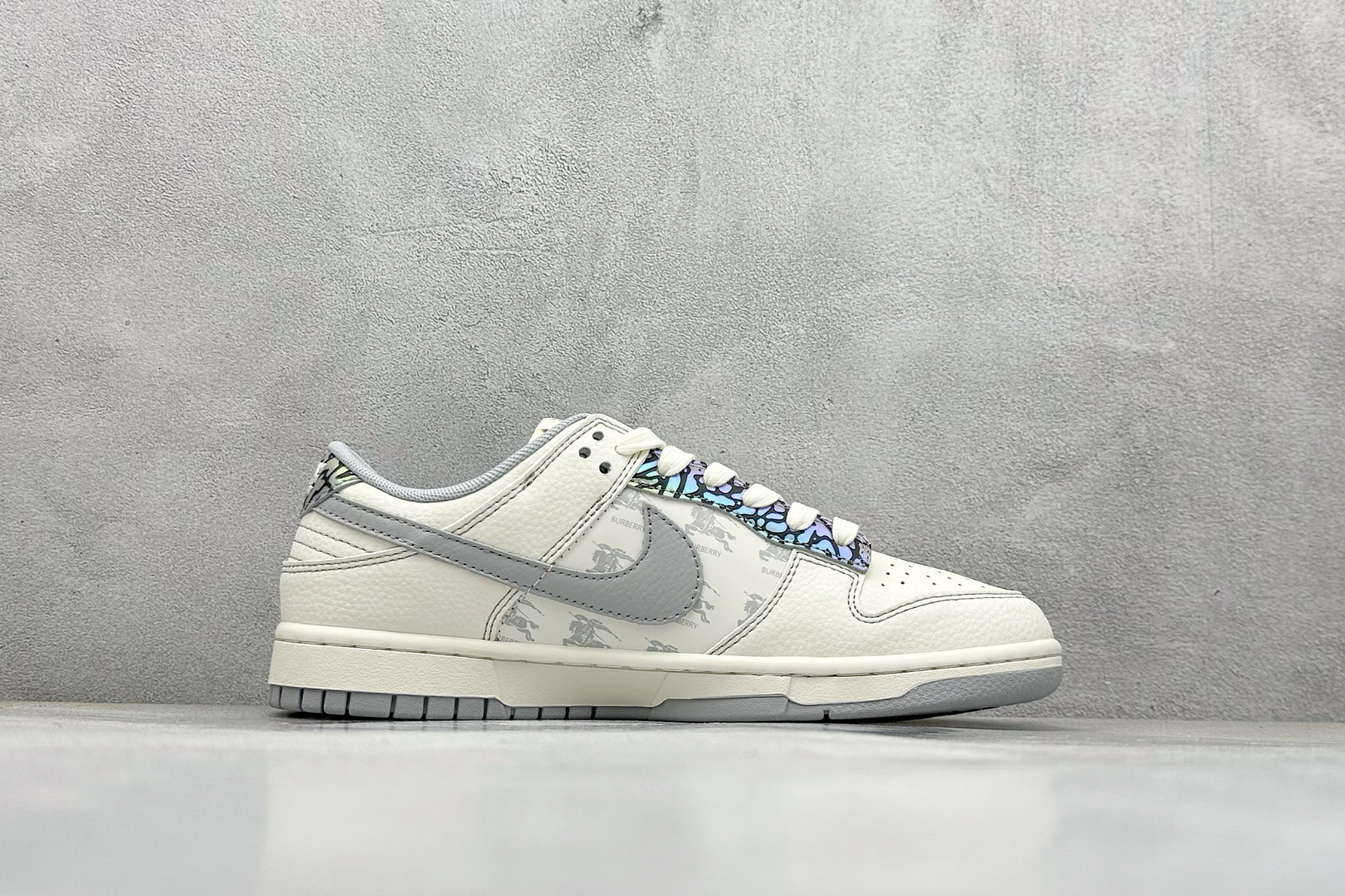 Nike SB Dunk Low x BURBERRY 白灰小勾 HS8068-029 Nike SB Dunk Low x BURBERRY 白灰小勾 HS8068-029