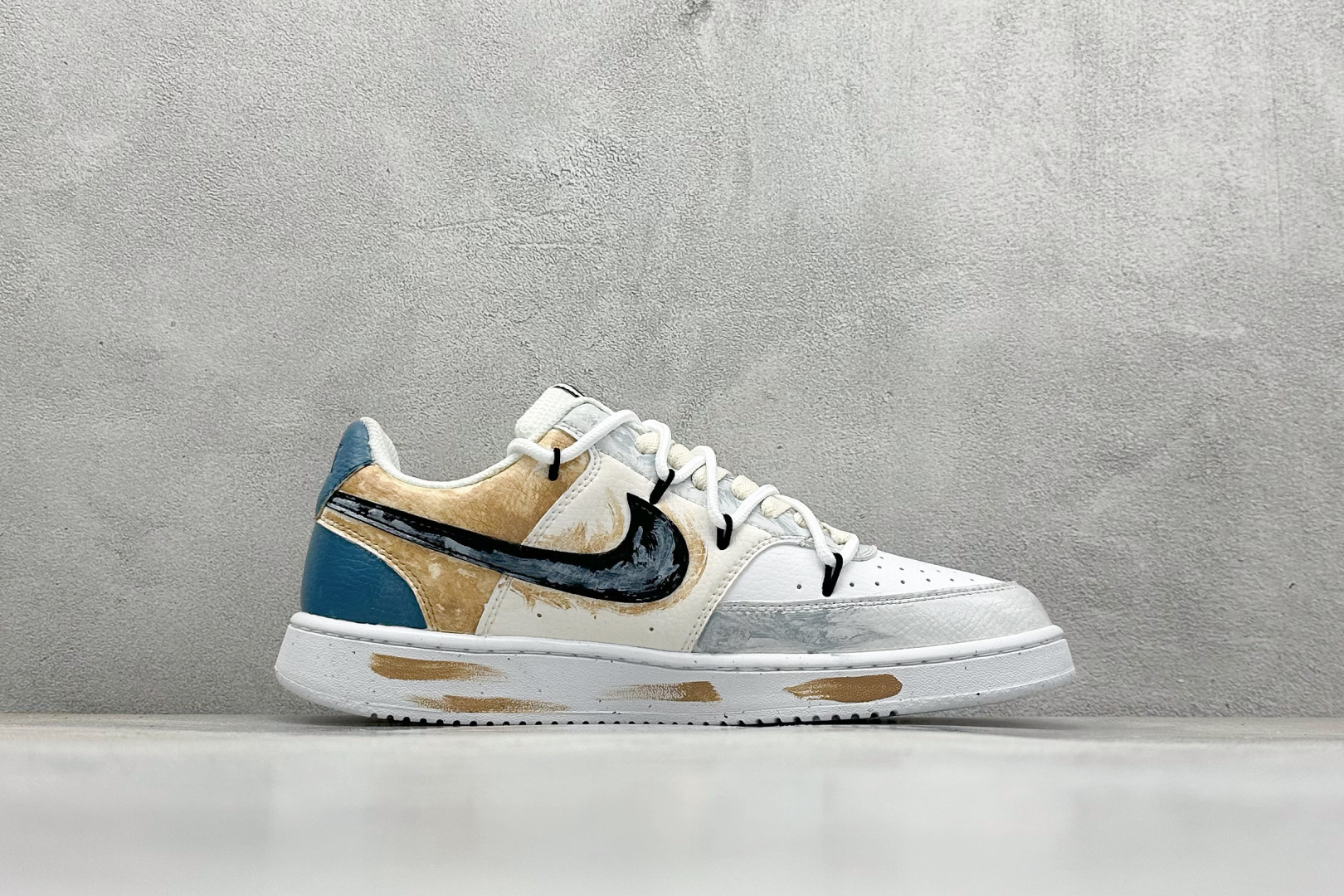 Nike Court Vision Low 定制涂鸦绑带 校园风低帮复古篮球板鞋男女运动鞋 DH3158-106-莆田鞋,莆田鞋货源,高仿鞋,高仿鞋货源,安福档口,莆田高仿鞋,莆田鞋批发,高仿鞋批发,莆田高仿运动鞋,高仿运动鞋,莆田运动鞋 Nike Court Vision Low 定制涂鸦绑带 校园风低帮复古篮球板鞋男女运动鞋 DH3158-106