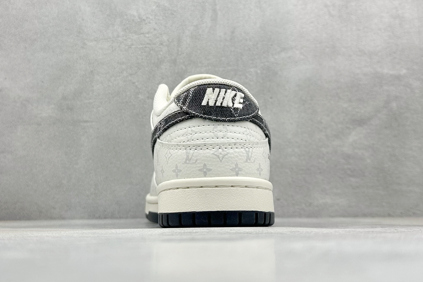 SC版Nike SB Dunk Low LV联名 碳灰牛仔 周年高端定制 低帮休闲板鞋 SC9772-801-莆田鞋,莆田鞋货源,高仿鞋,高仿鞋货源,安福档口,莆田高仿鞋,莆田鞋批发,高仿鞋批发,莆田高仿运动鞋,高仿运动鞋,莆田运动鞋 SC版Nike SB Dunk Low LV联名 碳灰牛仔 周年高端定制 低帮休闲板鞋 SC9772-801