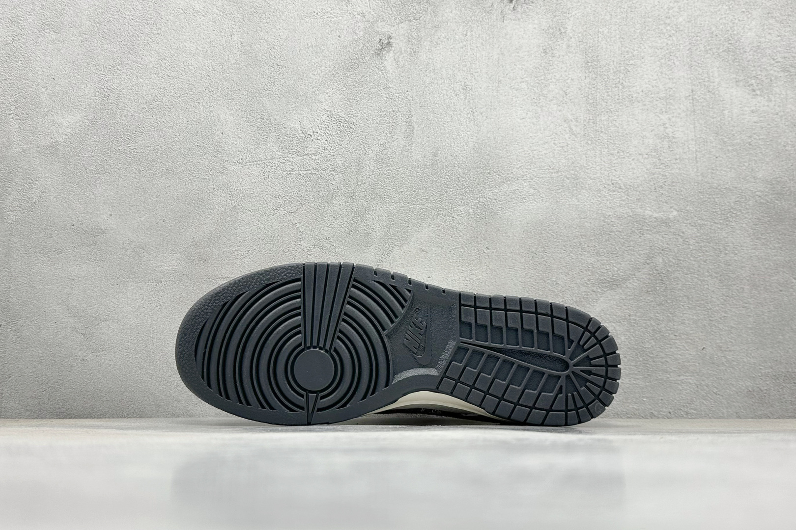 SC版Nike SB Dunk Low LV联名 碳灰牛仔 周年高端定制 低帮休闲板鞋 SC9772-801-莆田鞋,莆田鞋货源,高仿鞋,高仿鞋货源,安福档口,莆田高仿鞋,莆田鞋批发,高仿鞋批发,莆田高仿运动鞋,高仿运动鞋,莆田运动鞋 SC版Nike SB Dunk Low LV联名 碳灰牛仔 周年高端定制 低帮休闲板鞋 SC9772-801