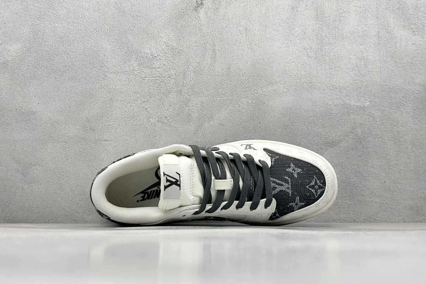 SC版Nike SB Dunk Low LV联名 碳灰牛仔 周年高端定制 低帮休闲板鞋 SC9772-801-莆田鞋,莆田鞋货源,高仿鞋,高仿鞋货源,安福档口,莆田高仿鞋,莆田鞋批发,高仿鞋批发,莆田高仿运动鞋,高仿运动鞋,莆田运动鞋 SC版Nike SB Dunk Low LV联名 碳灰牛仔 周年高端定制 低帮休闲板鞋 SC9772-801