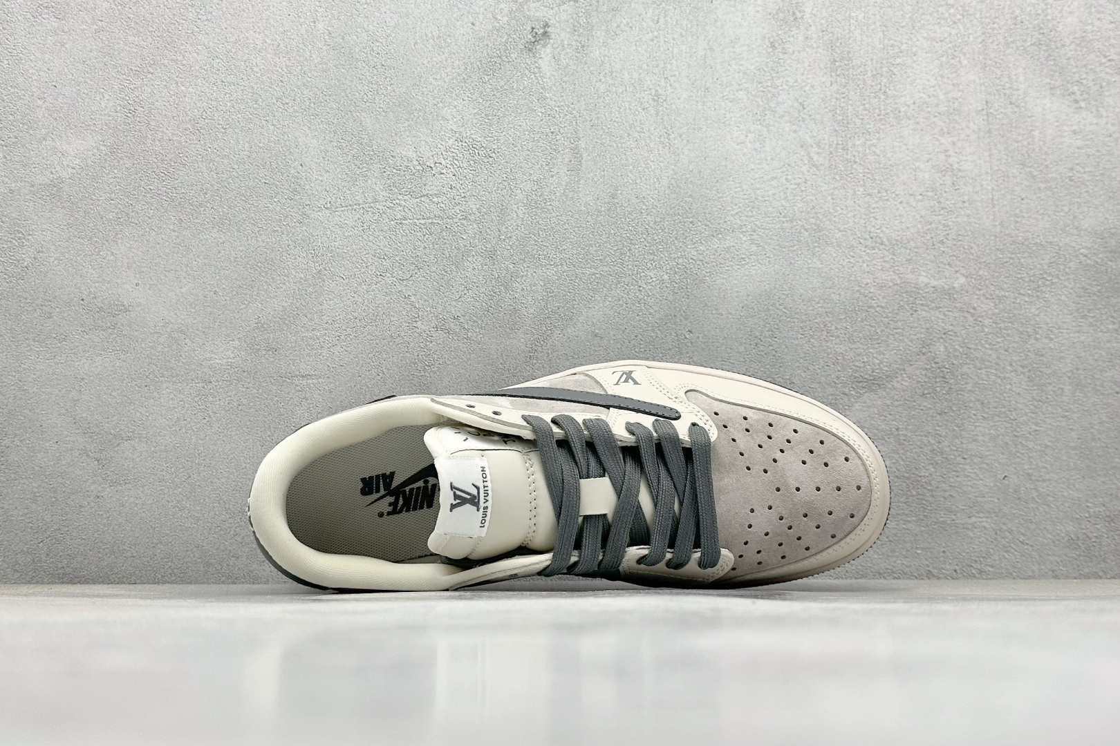 XC版Travis Scott x Fragment Design x Jordan Air Jordan 1 Low SP AJ1 乔1LV联名暮云灰 低帮文化休闲板鞋 LX1988-102-莆田鞋,莆田鞋货源,高仿鞋,高仿鞋货源,安福档口,莆田高仿鞋,莆田鞋批发,高仿鞋批发,莆田高仿运动鞋,高仿运动鞋,莆田运动鞋 XC版Travis Scott x Fragment Design x Jordan Air Jordan 1 Low SP AJ1 乔1LV联名暮云灰 低帮文化休闲板鞋 LX1988-102